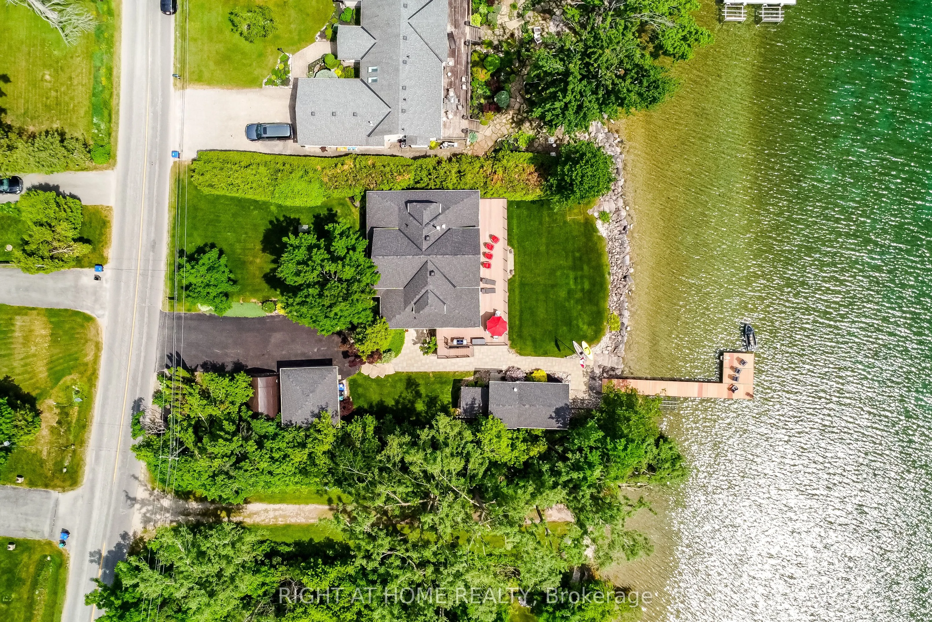 21 Lakeshore Road E