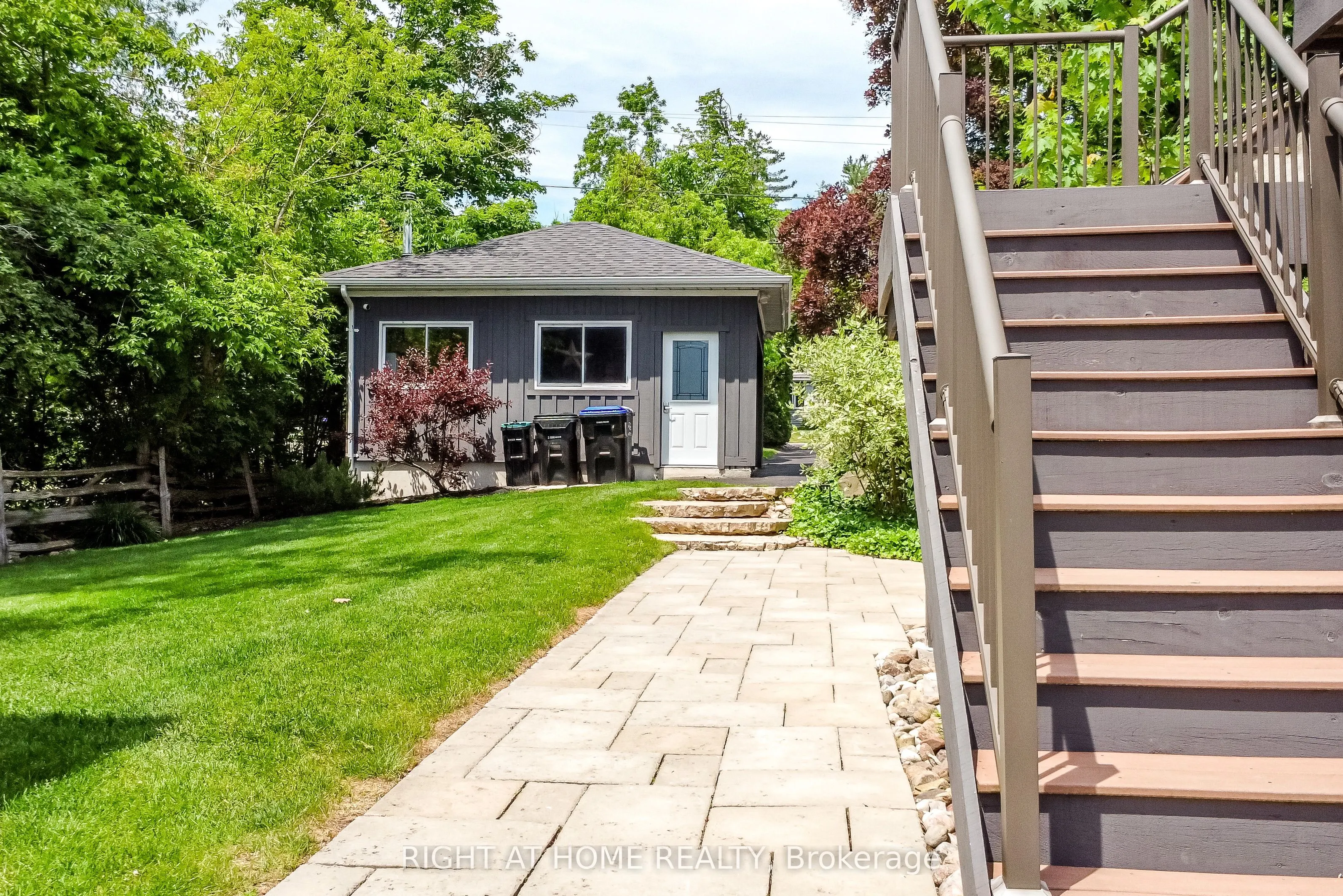 21 Lakeshore Road E