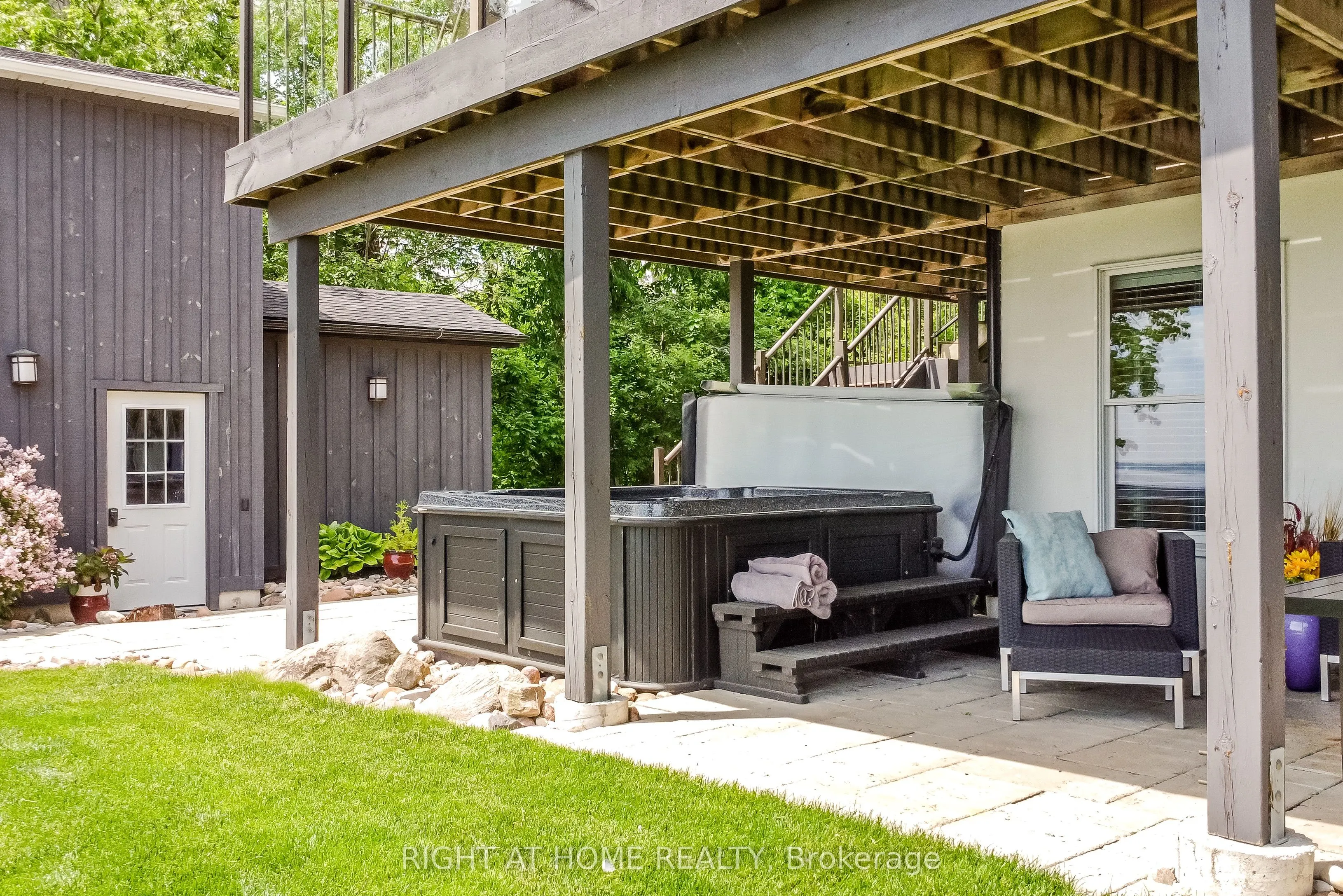 21 Lakeshore Road E