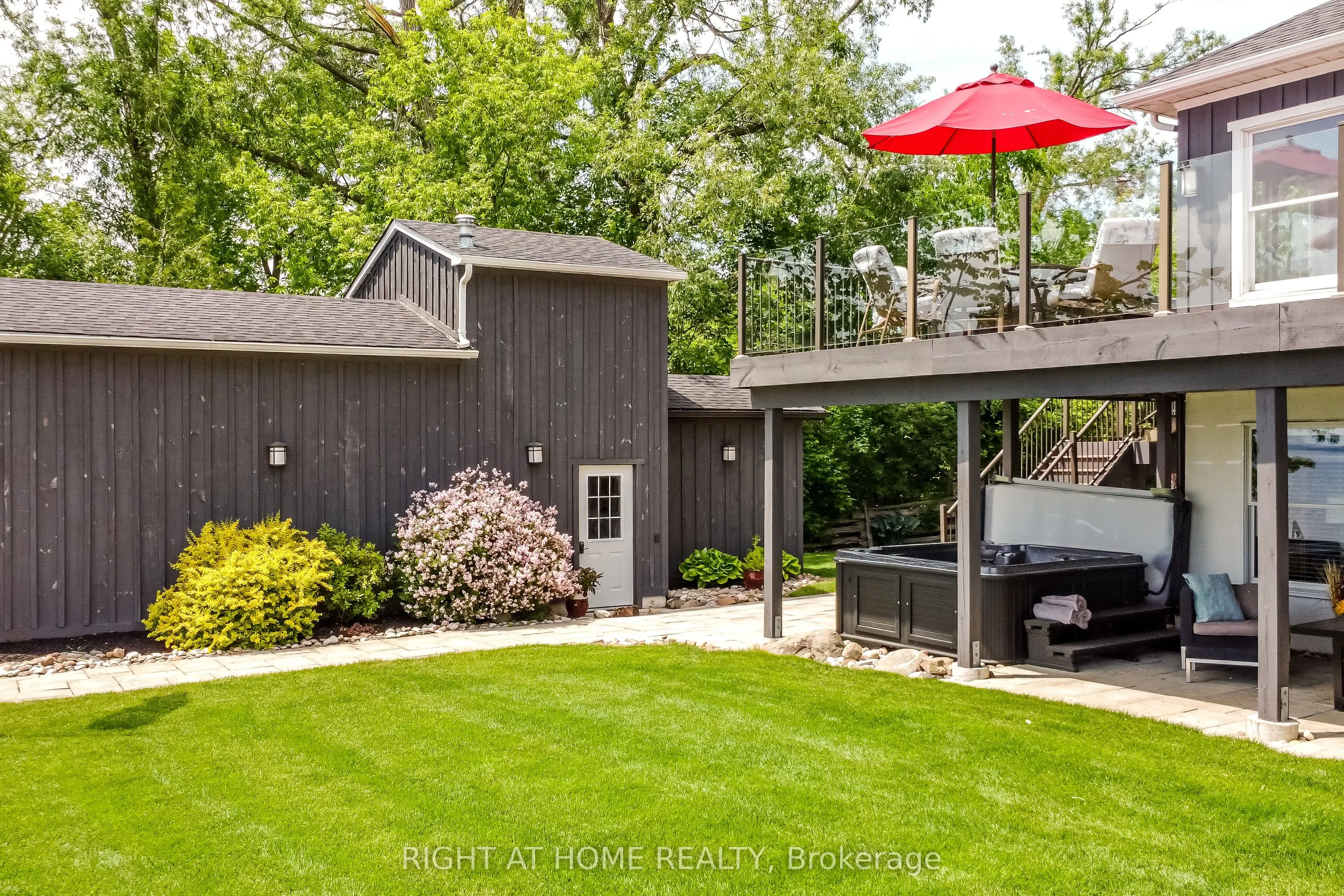 21 Lakeshore Road E