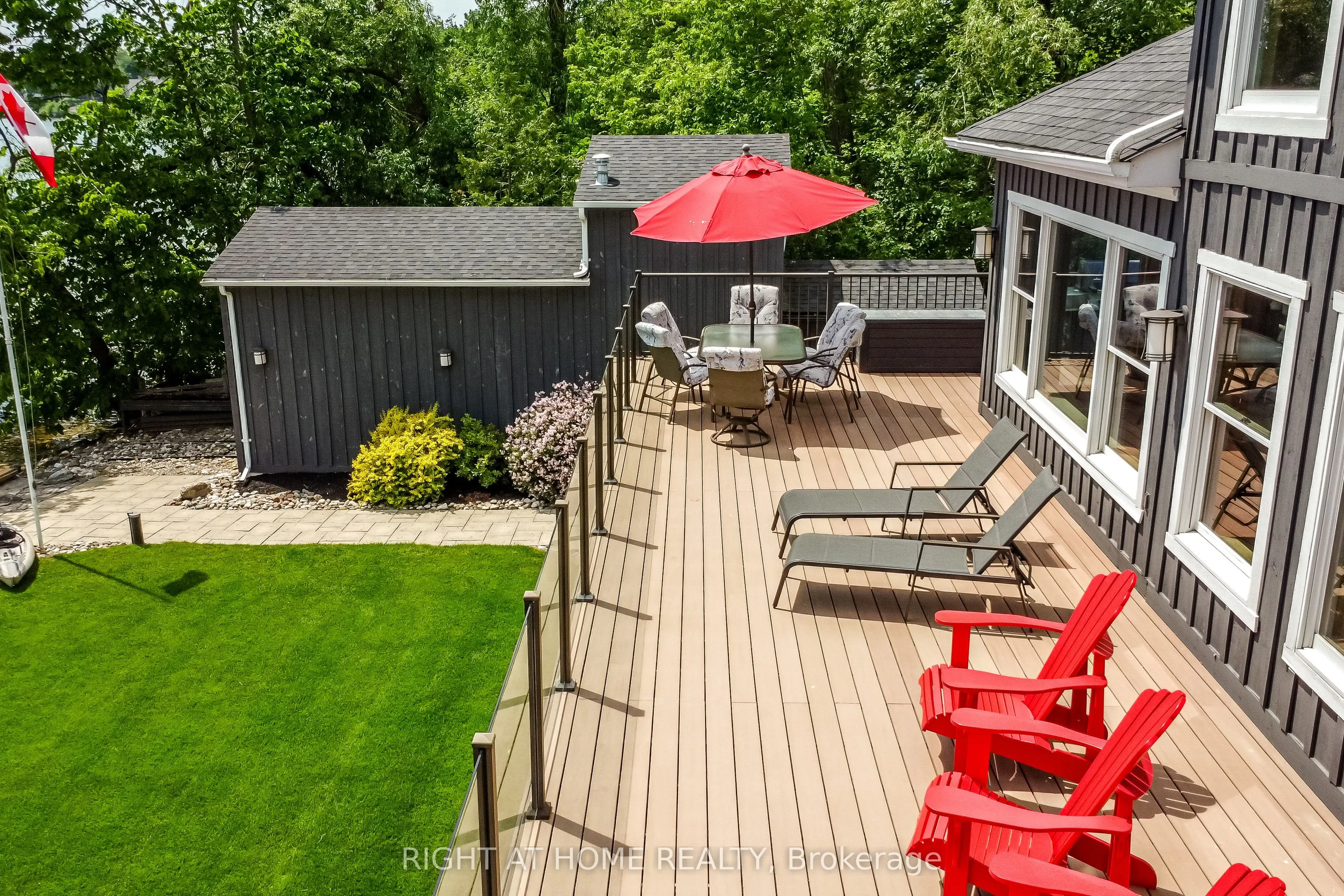 21 Lakeshore Road E