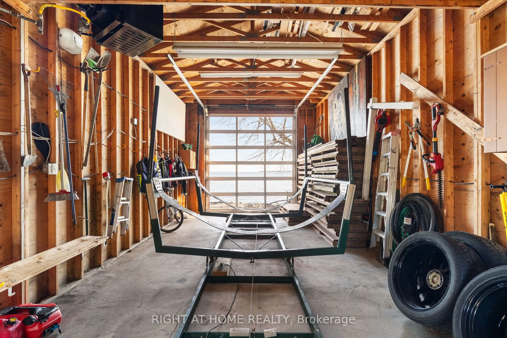 21 Lakeshore Road E