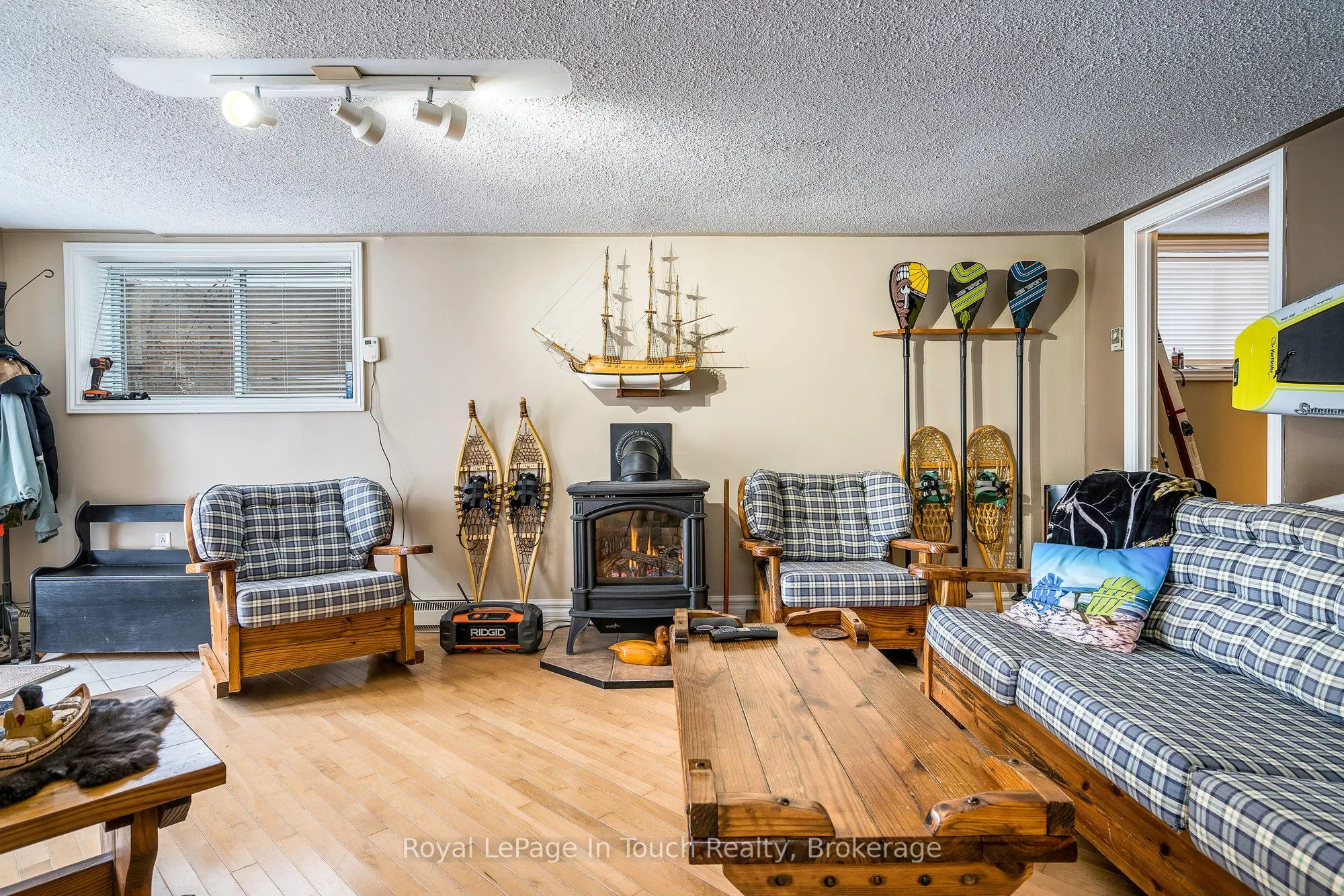 8 TINY BEACHES Road S