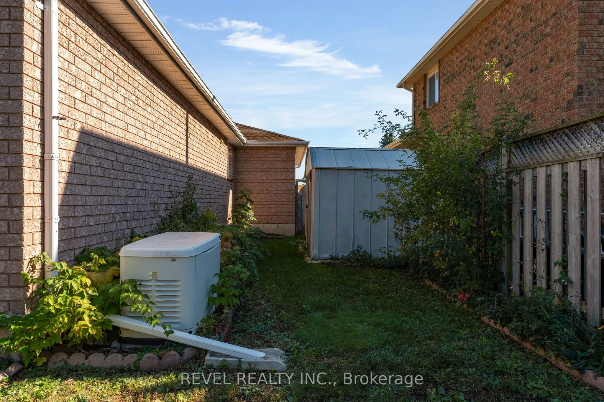 290 Cundles Road W
