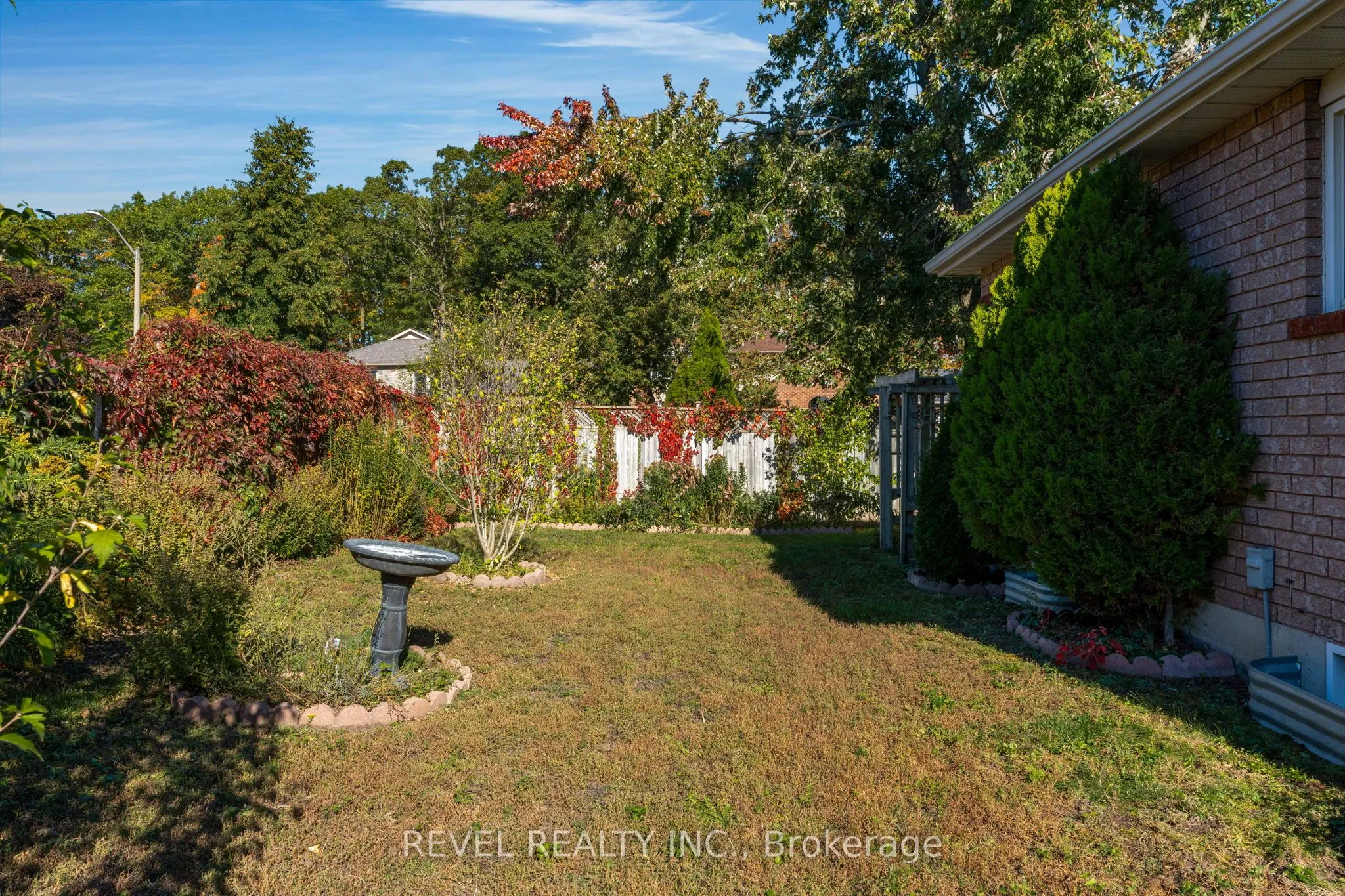290 Cundles Road W