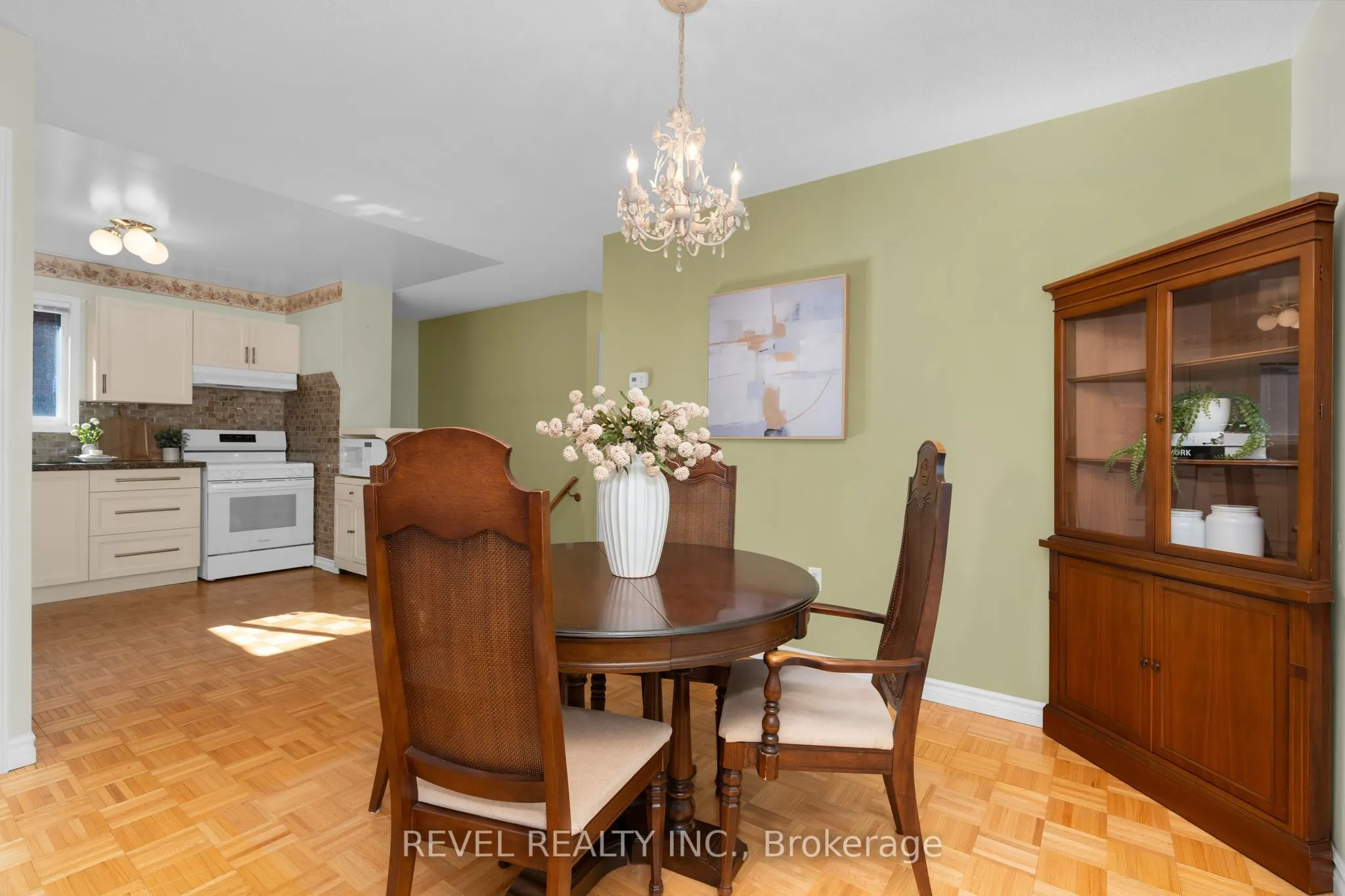 290 Cundles Road W