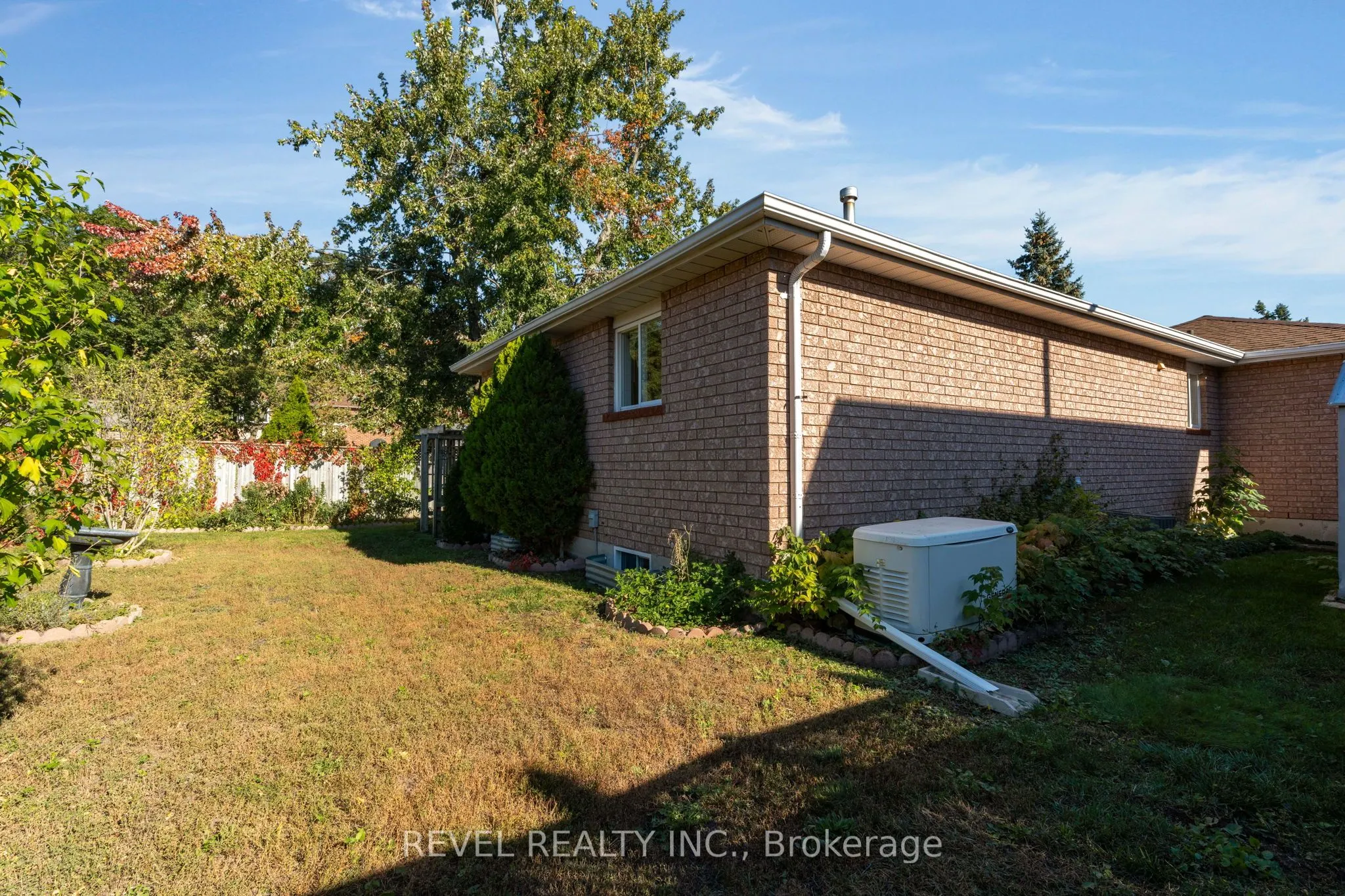 290 Cundles Road W