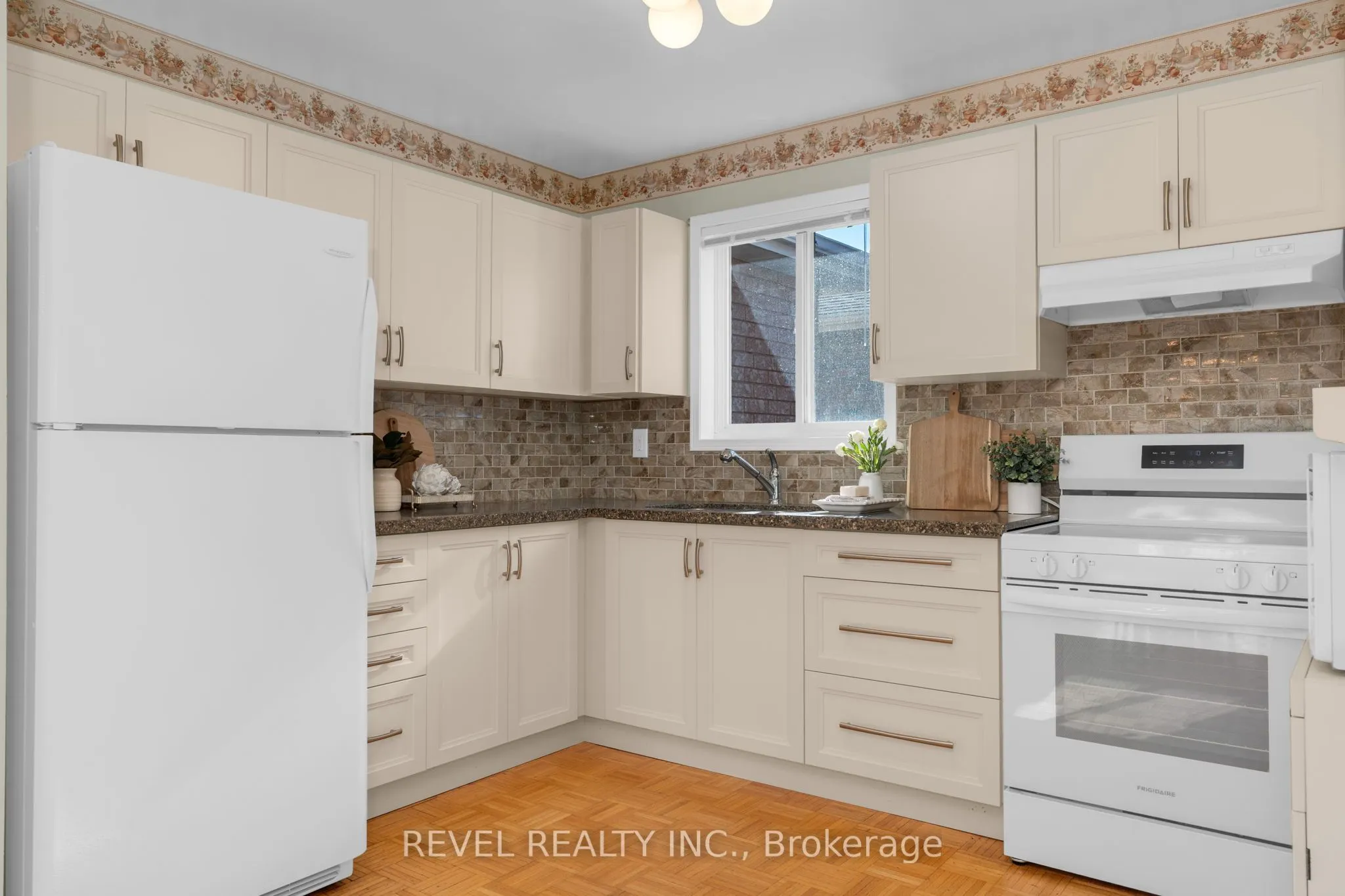 290 Cundles Road W