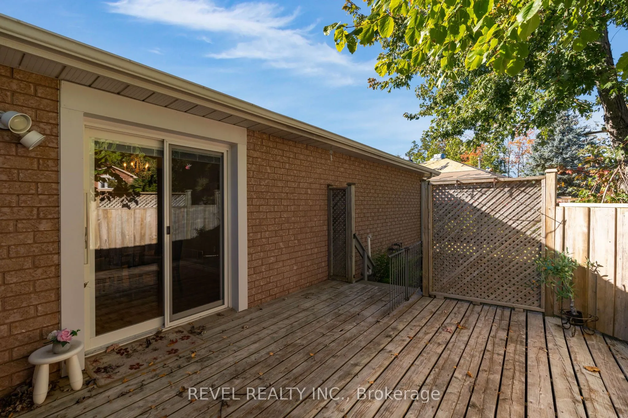 290 Cundles Road W