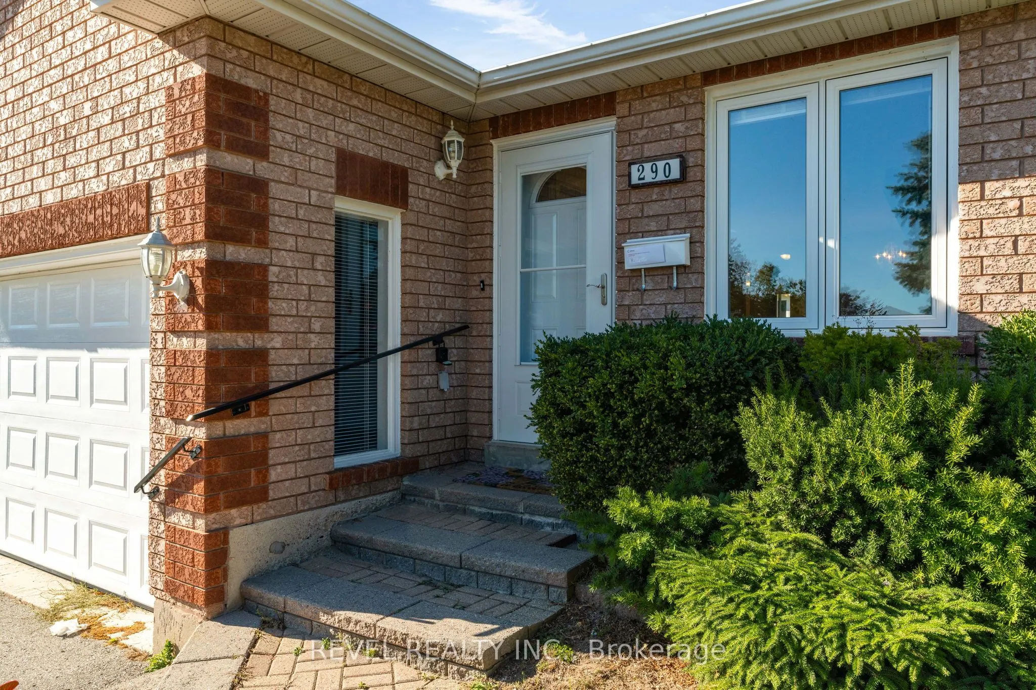 290 Cundles Road W