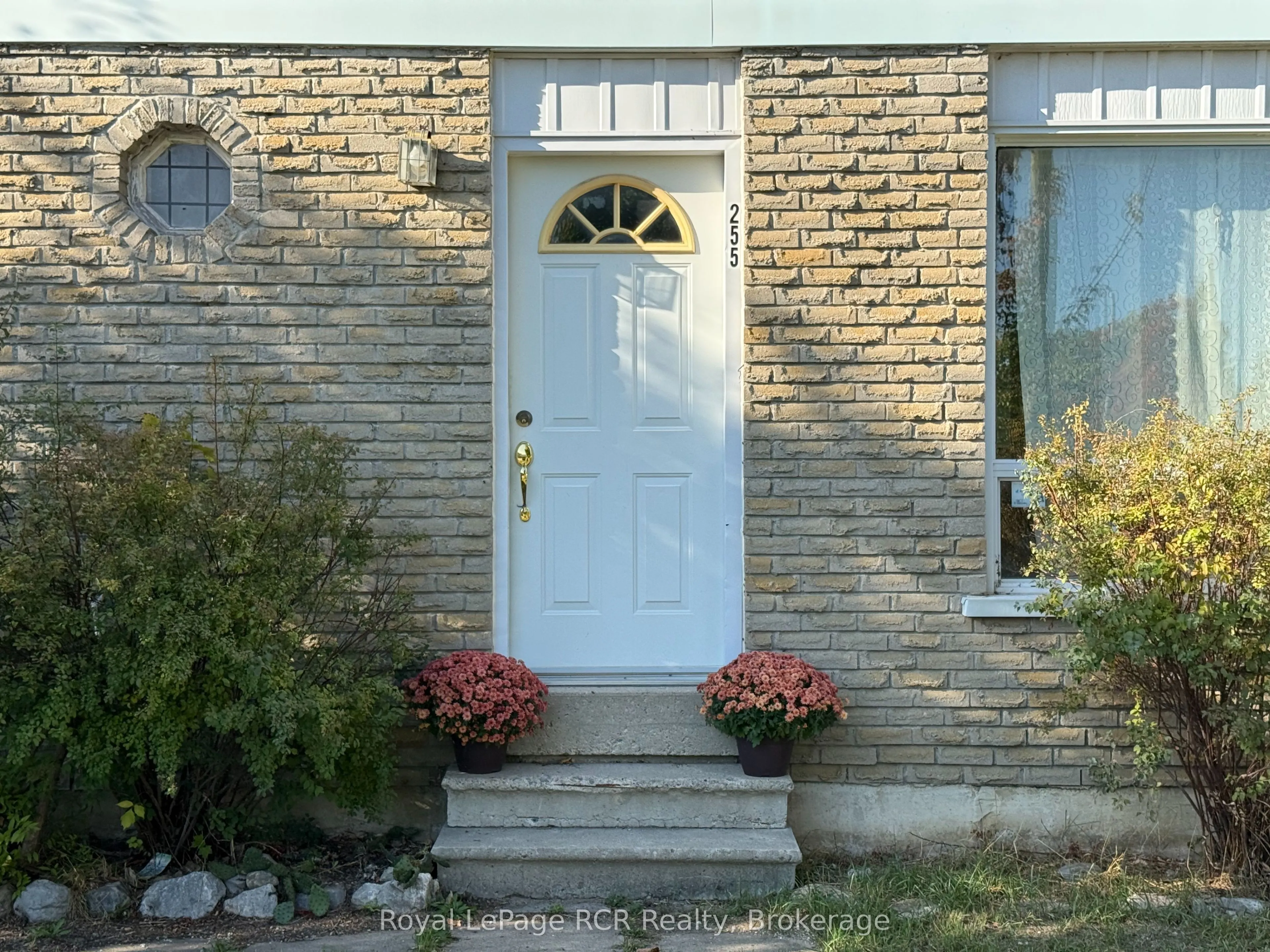 255 Valleyfield Crescent