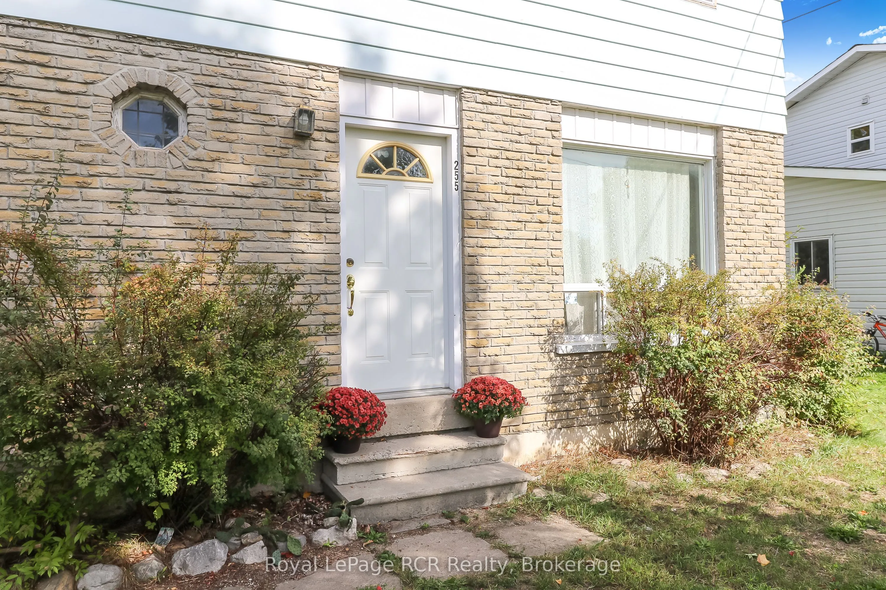 255 Valleyfield Crescent