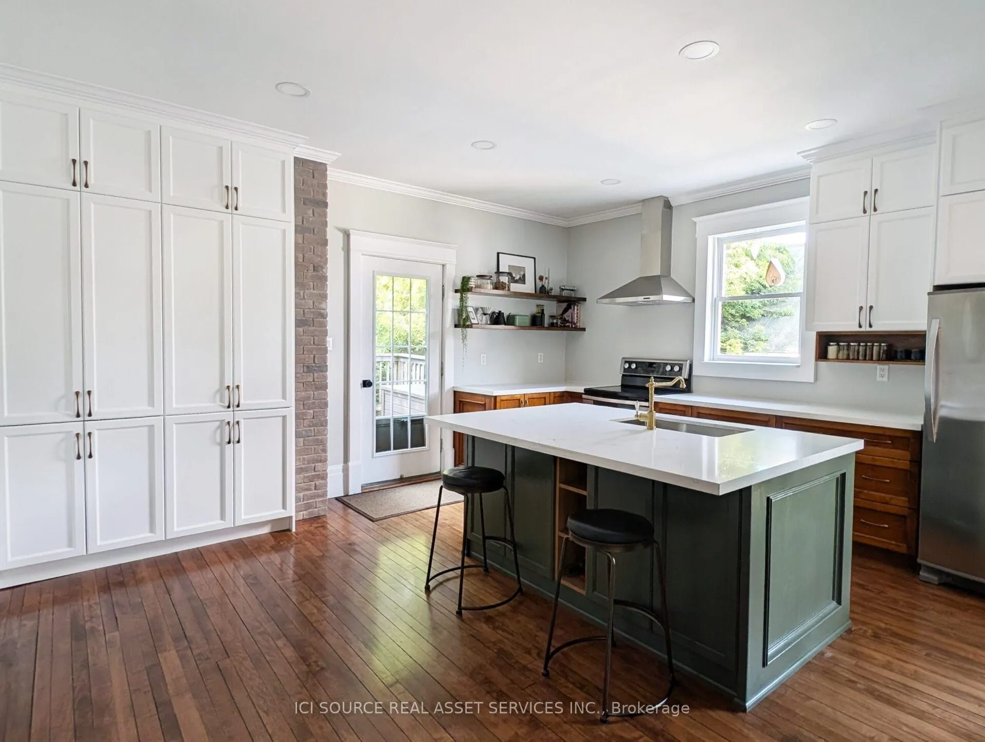 260 Colborne Street W