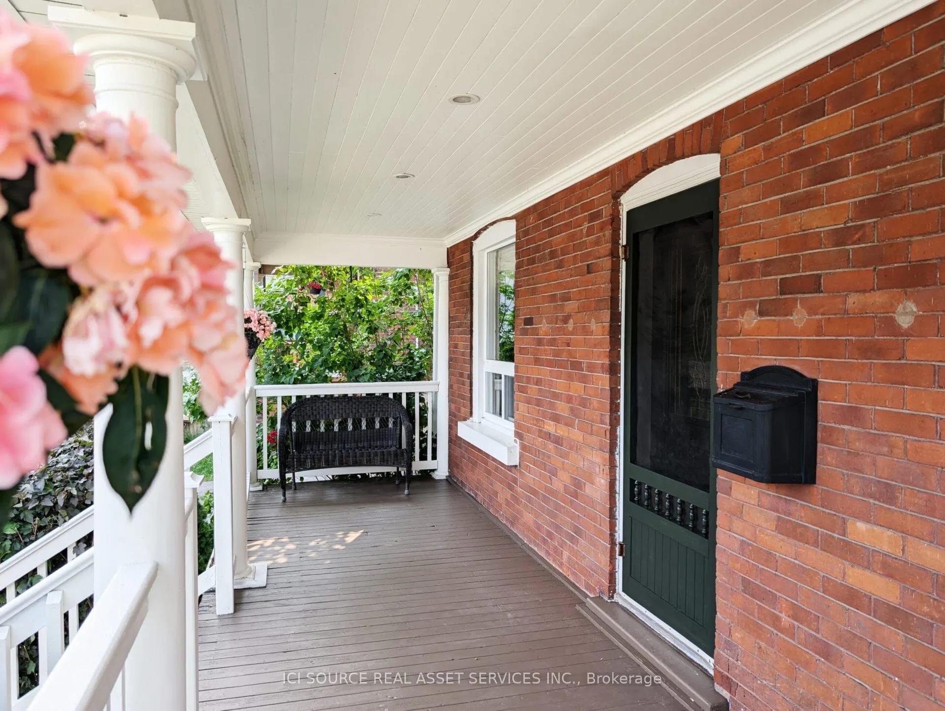 260 Colborne Street W