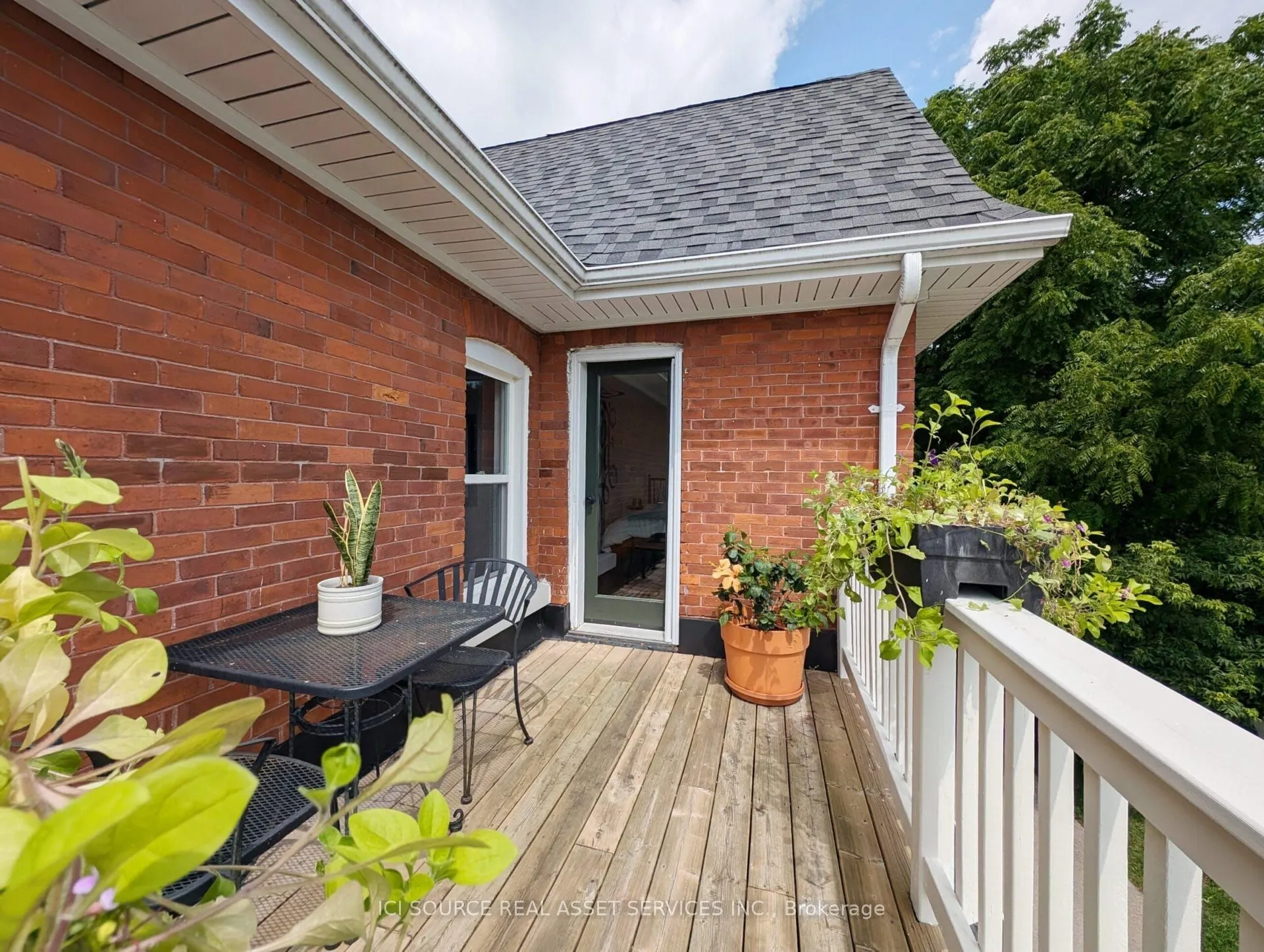 260 Colborne Street W