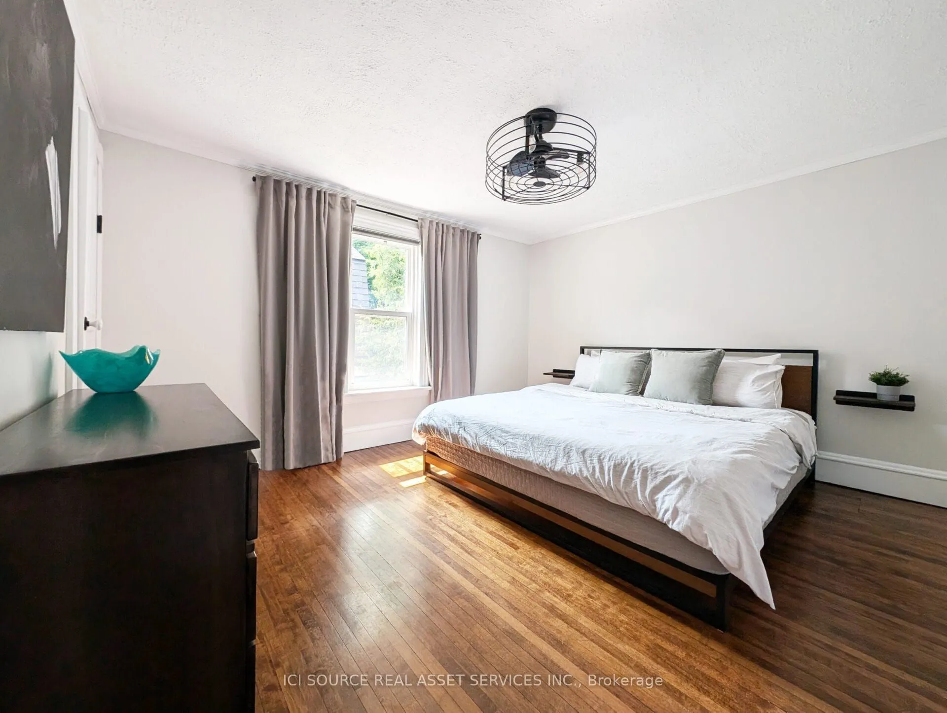 260 Colborne Street W