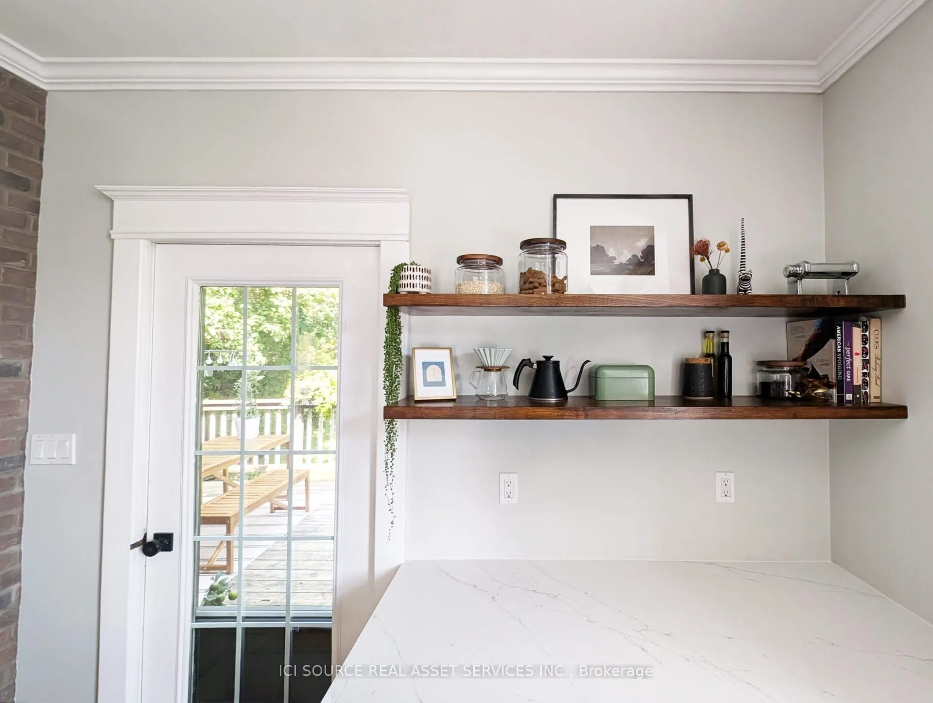 260 Colborne Street W