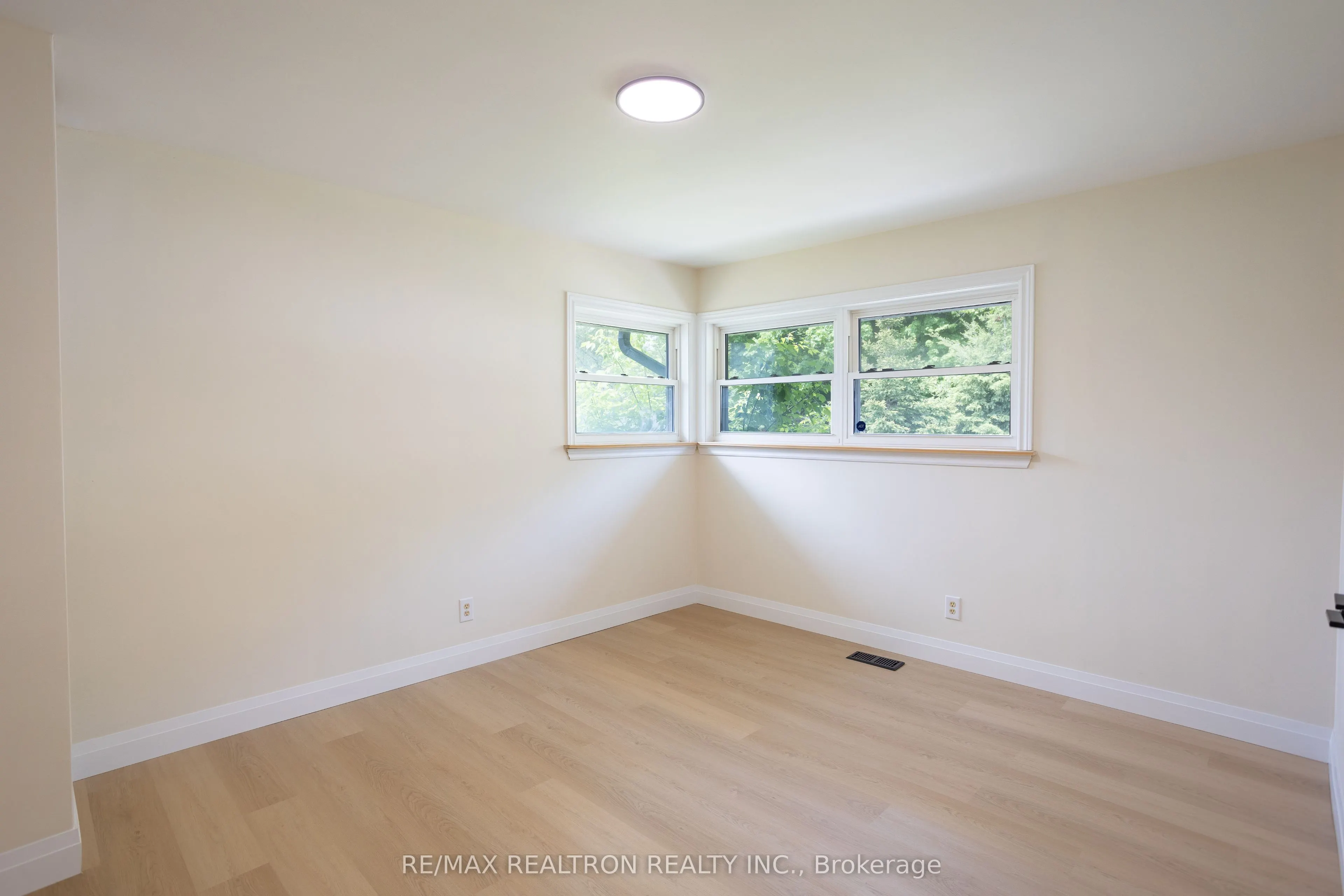 322 Shanty Bay Road, #Main