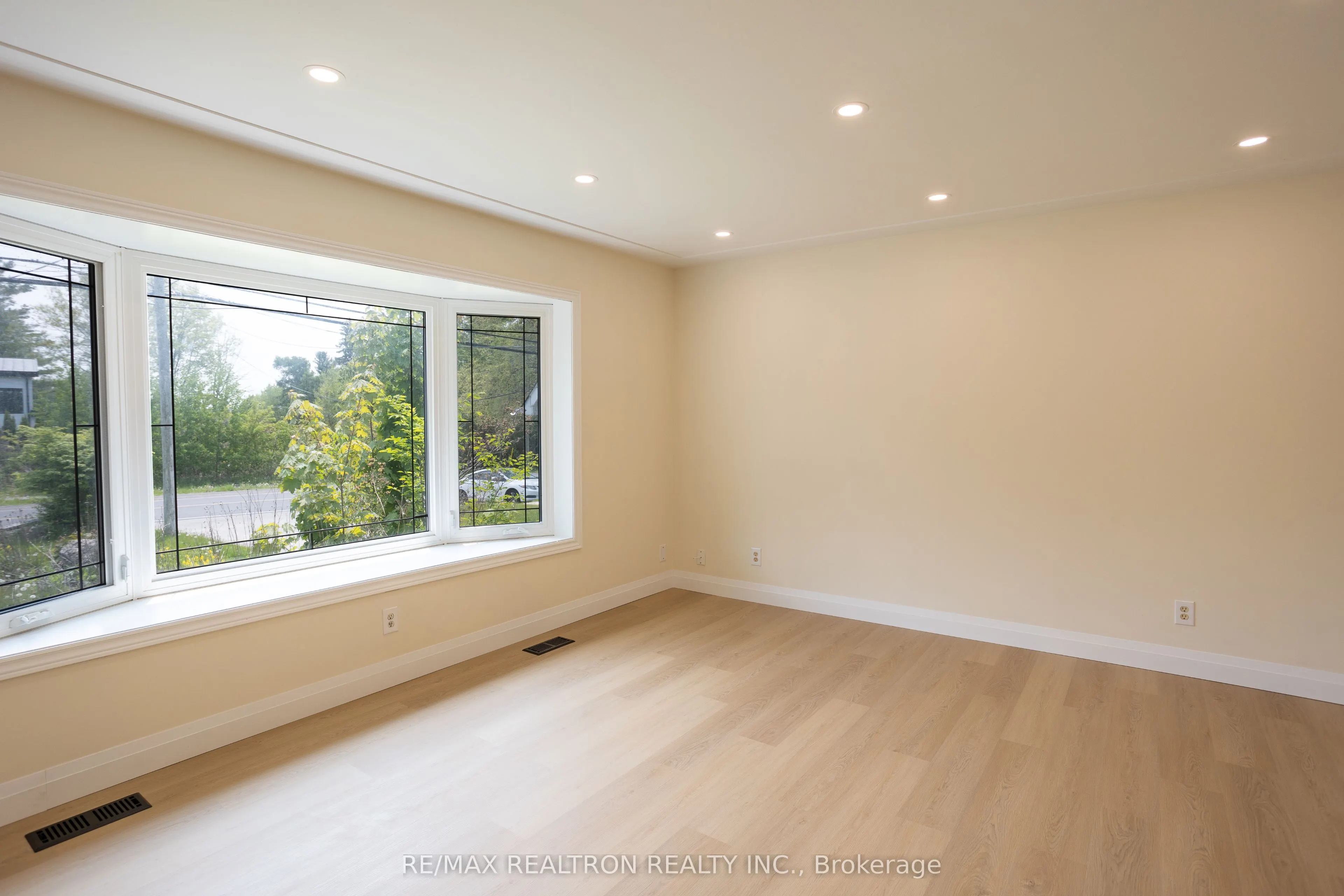 322 Shanty Bay Road, #Main