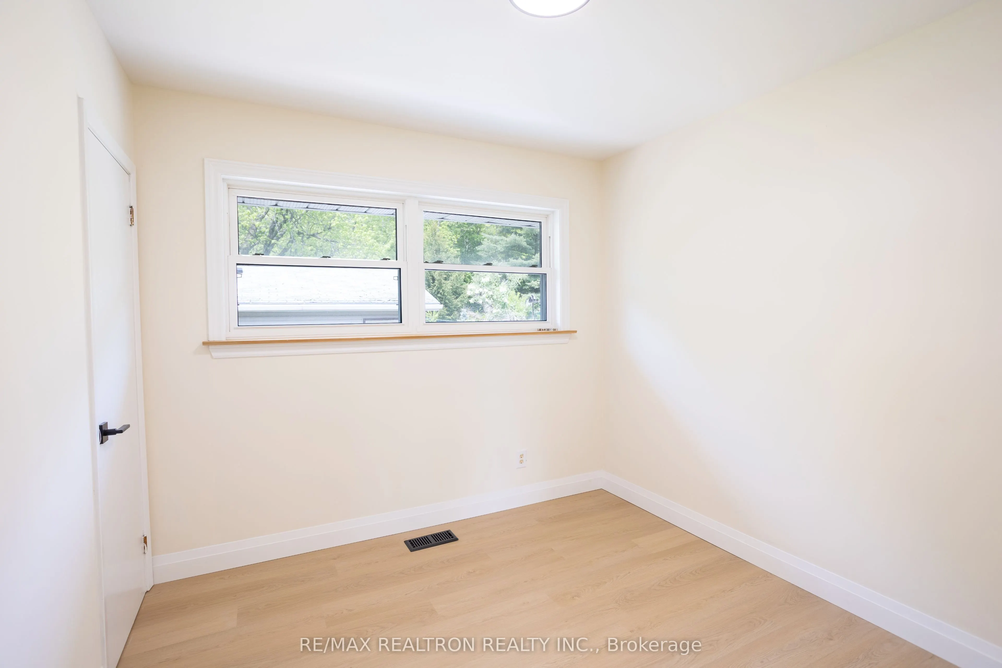 322 Shanty Bay Road, #Main
