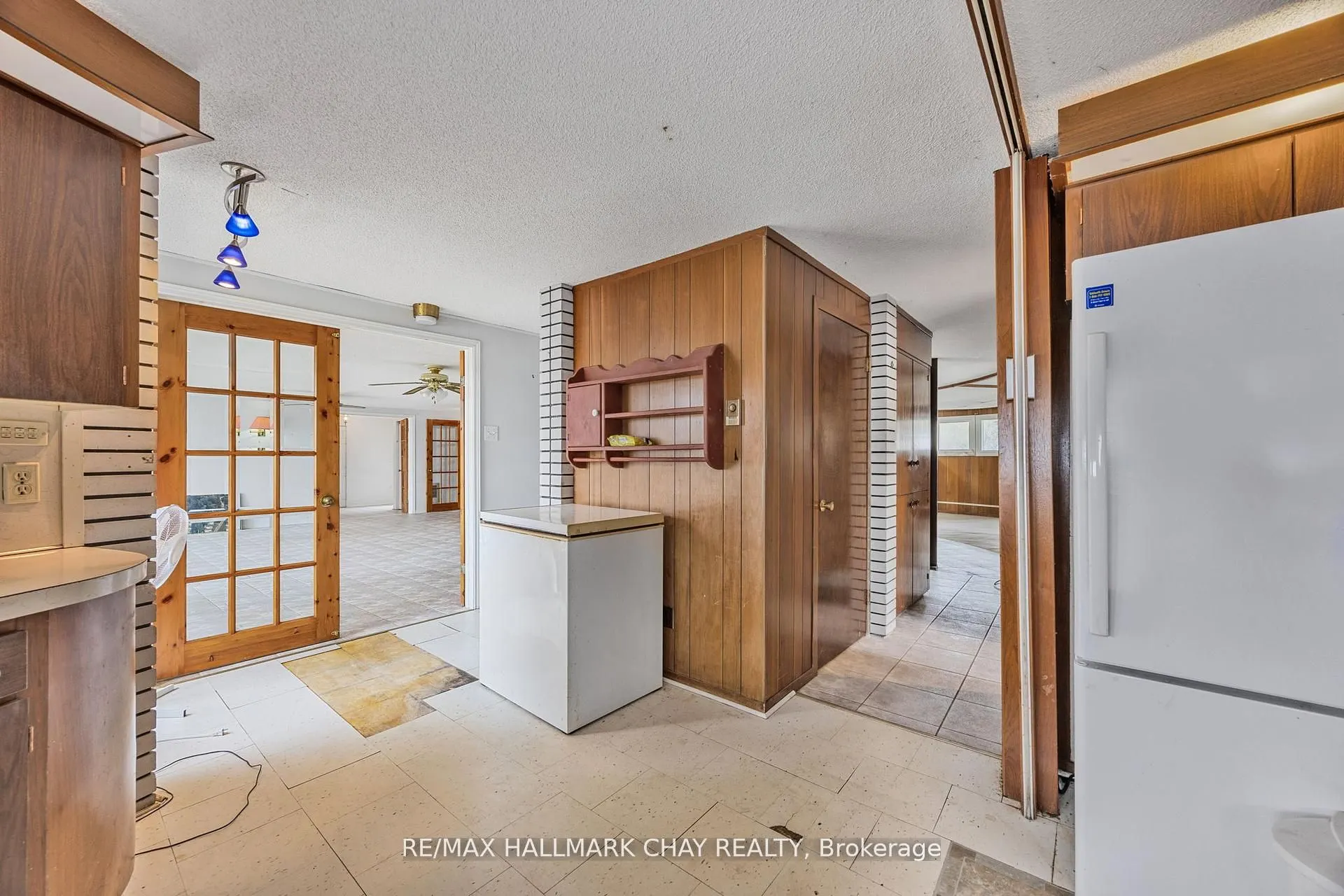 4 Lakeshore Road