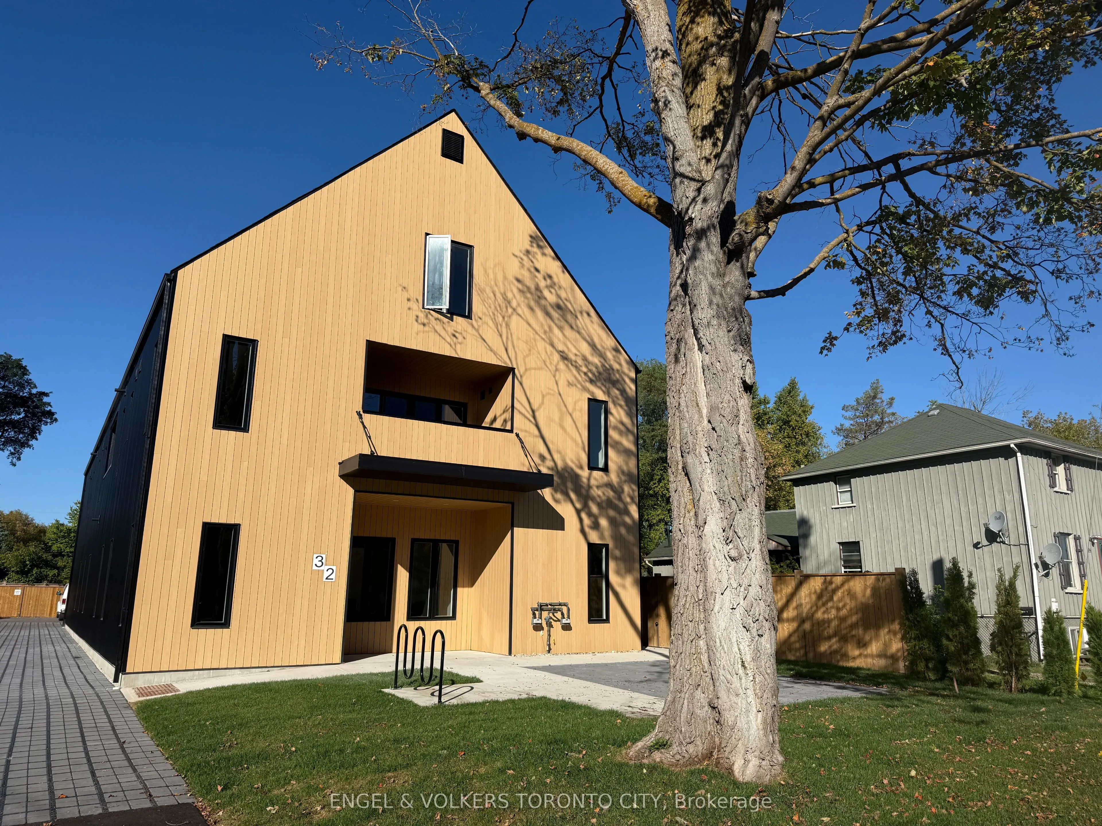 32 Oak Street, #301