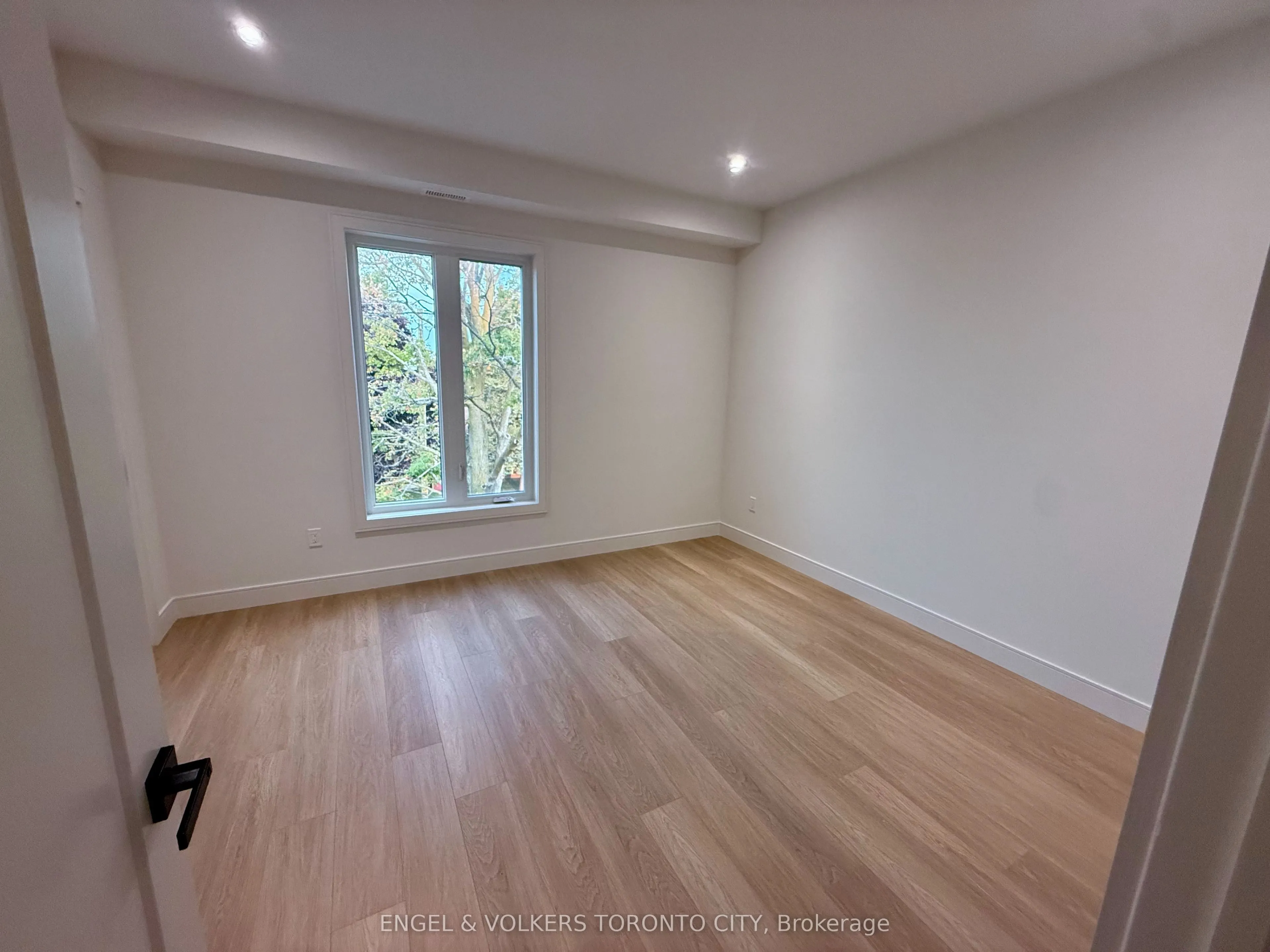 32 Oak Street, #301