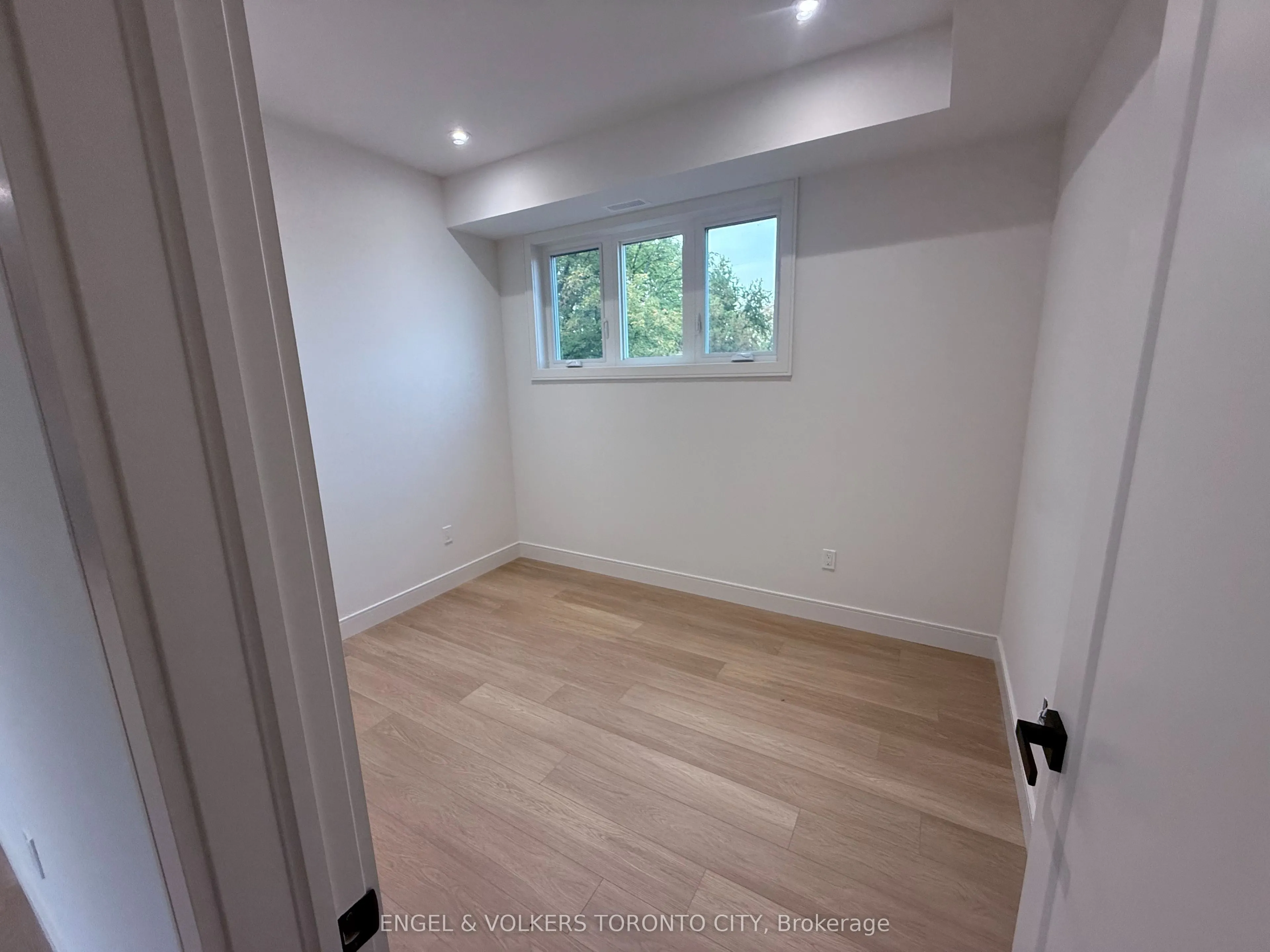 32 Oak Street, #301
