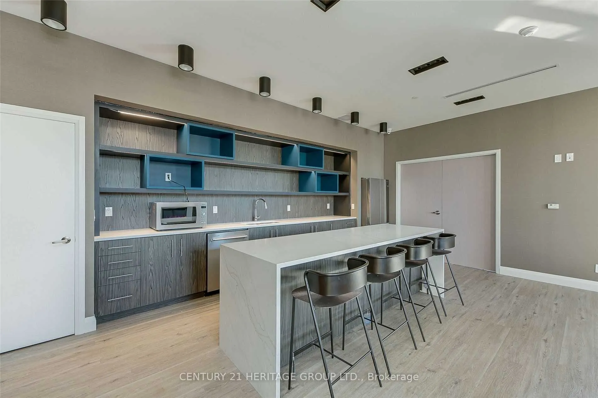 58 Lakeside Terrace, #808