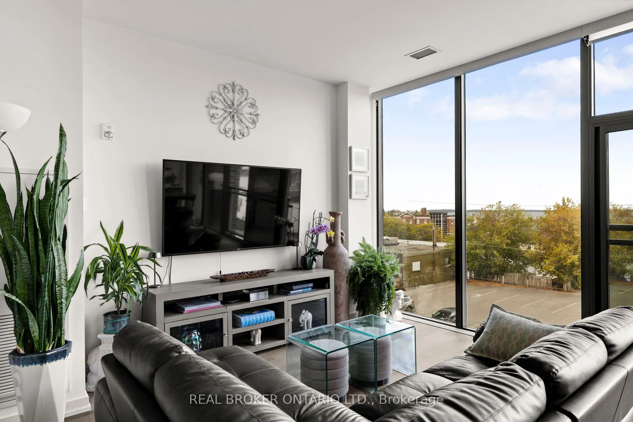 21 Matchedash Street S, #321