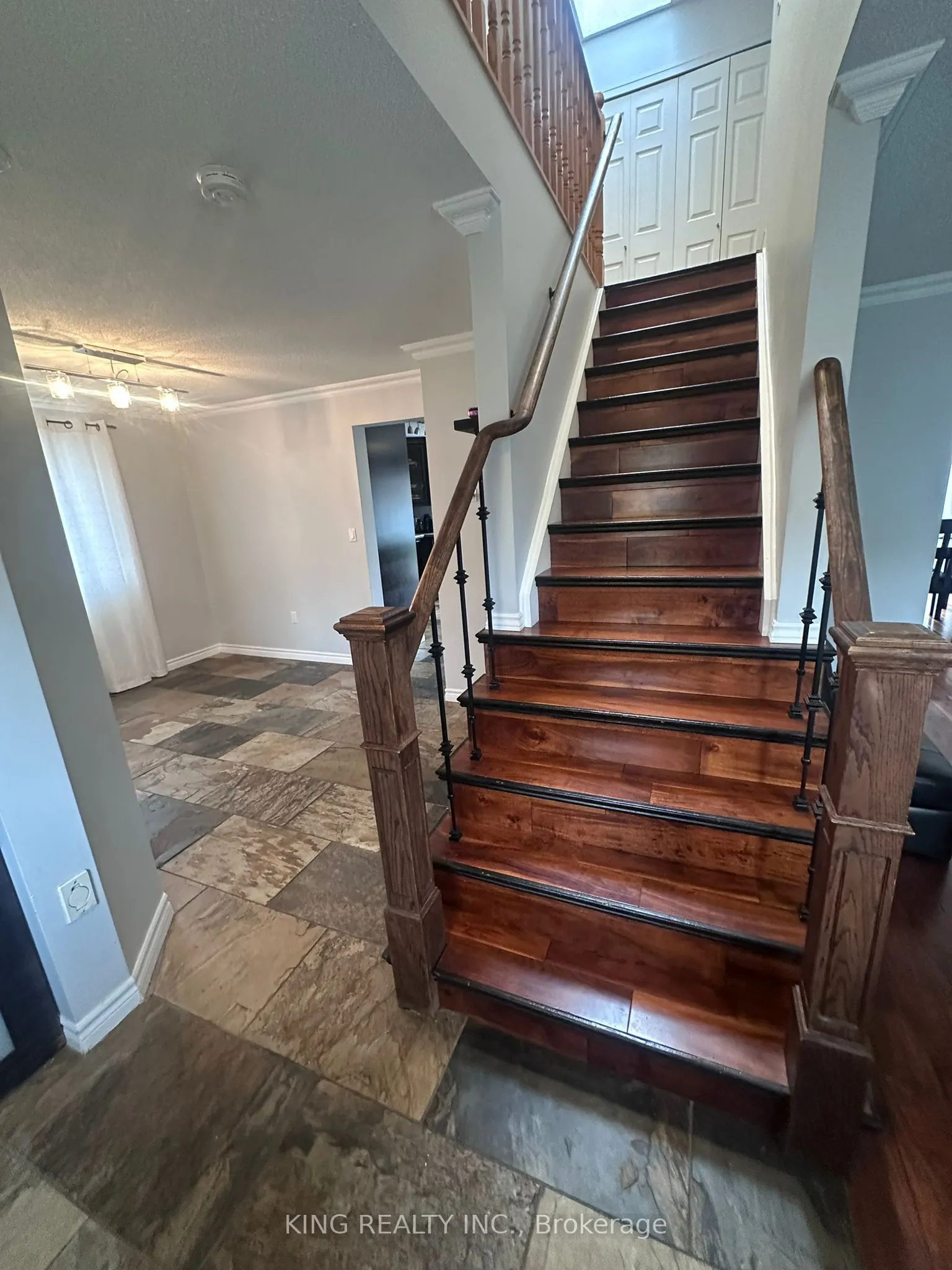 9 Whitehorn Crescent