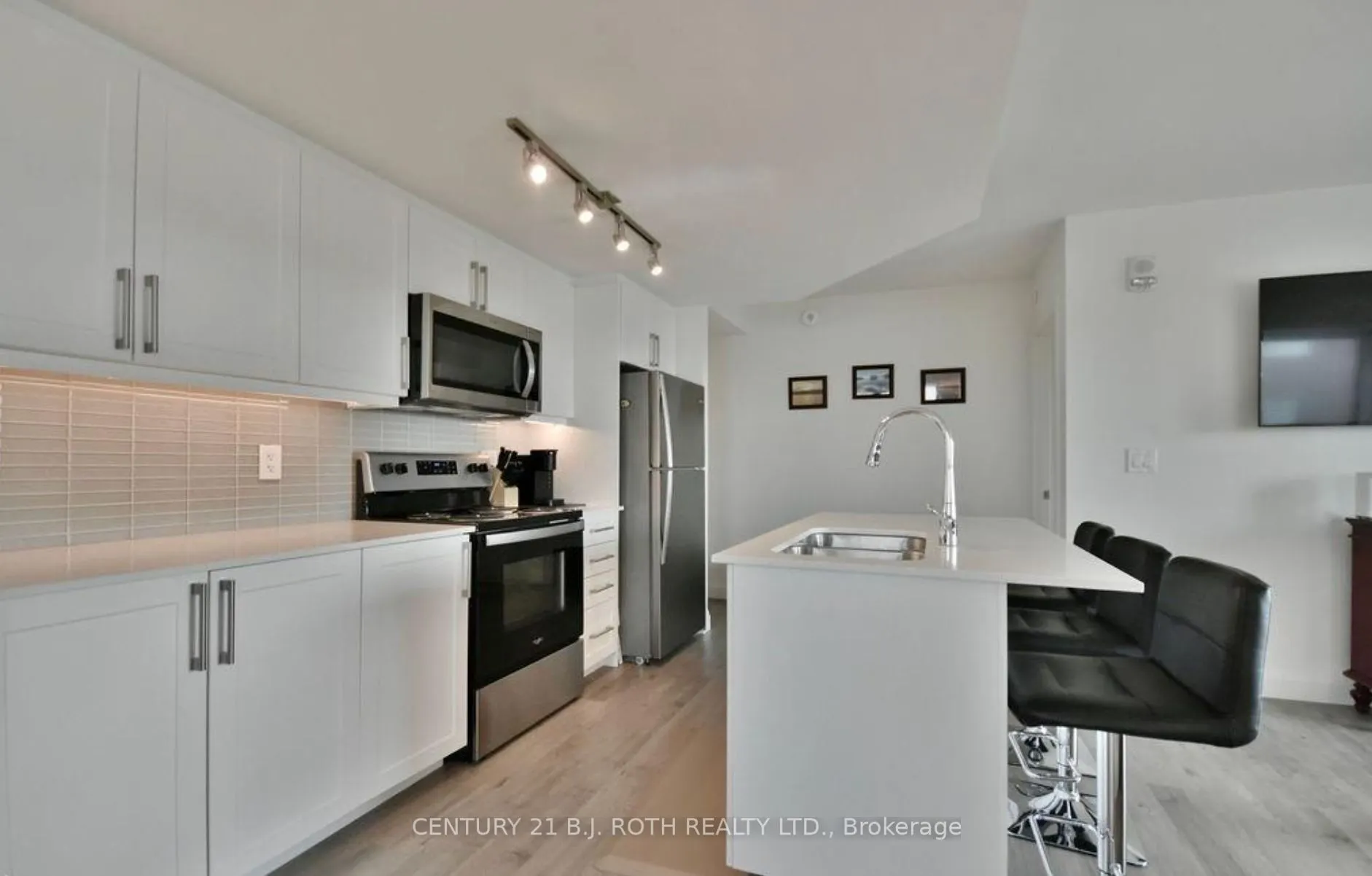 58 Lakeside Terrace, #818