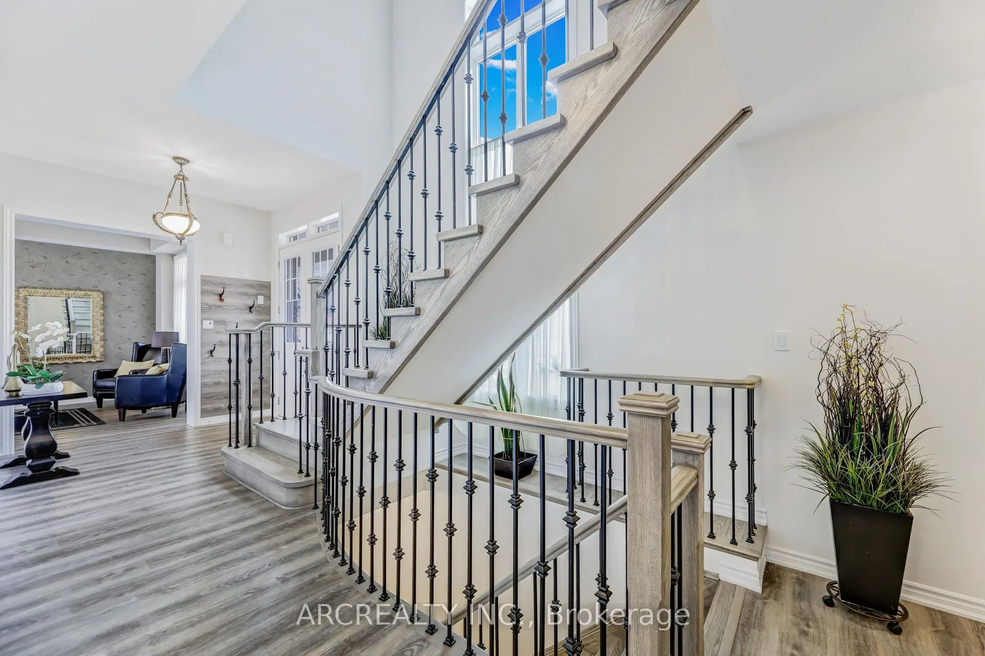 25 Thompson Way