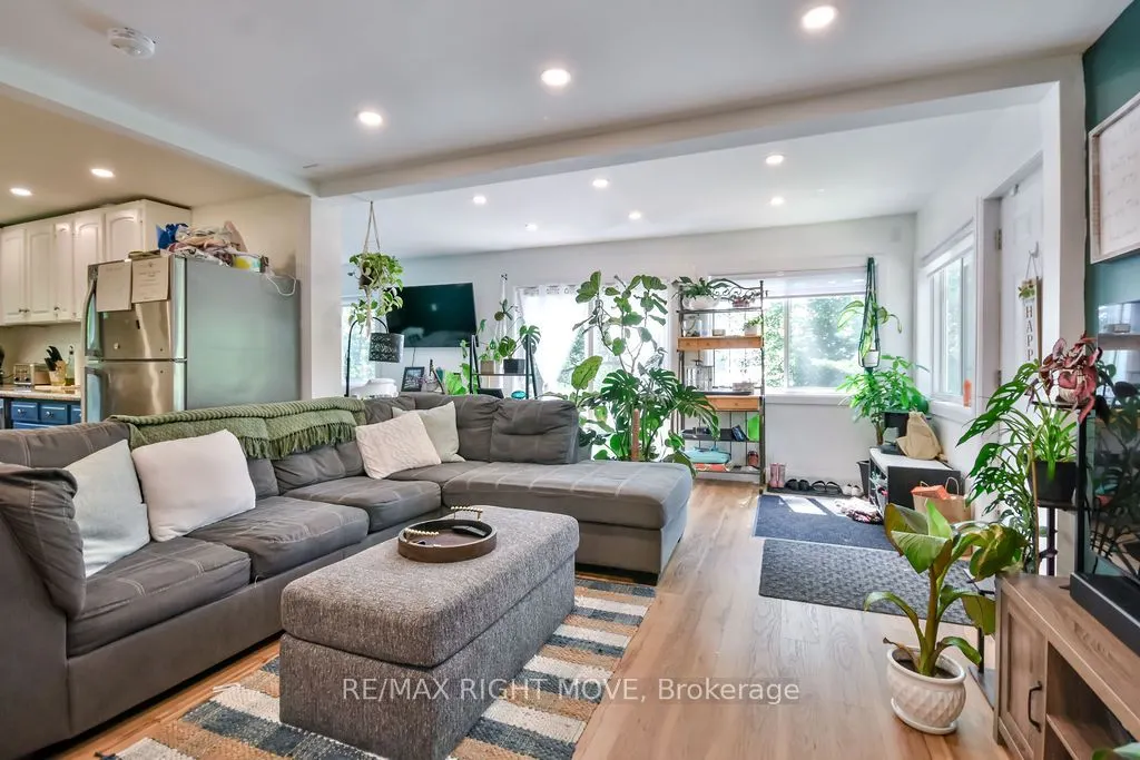 6896 Pentland Lane