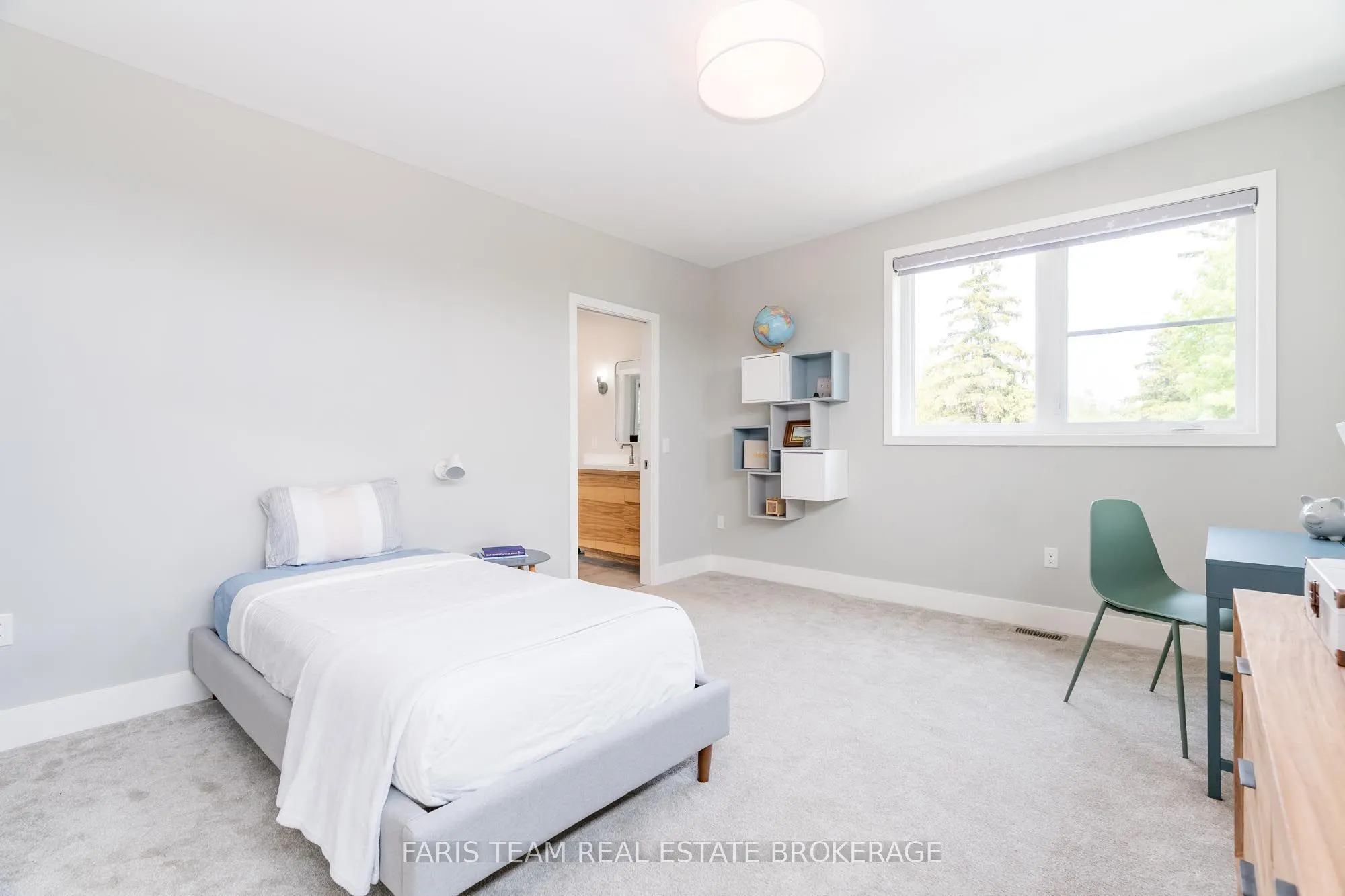 202 Kempenfelt Drive