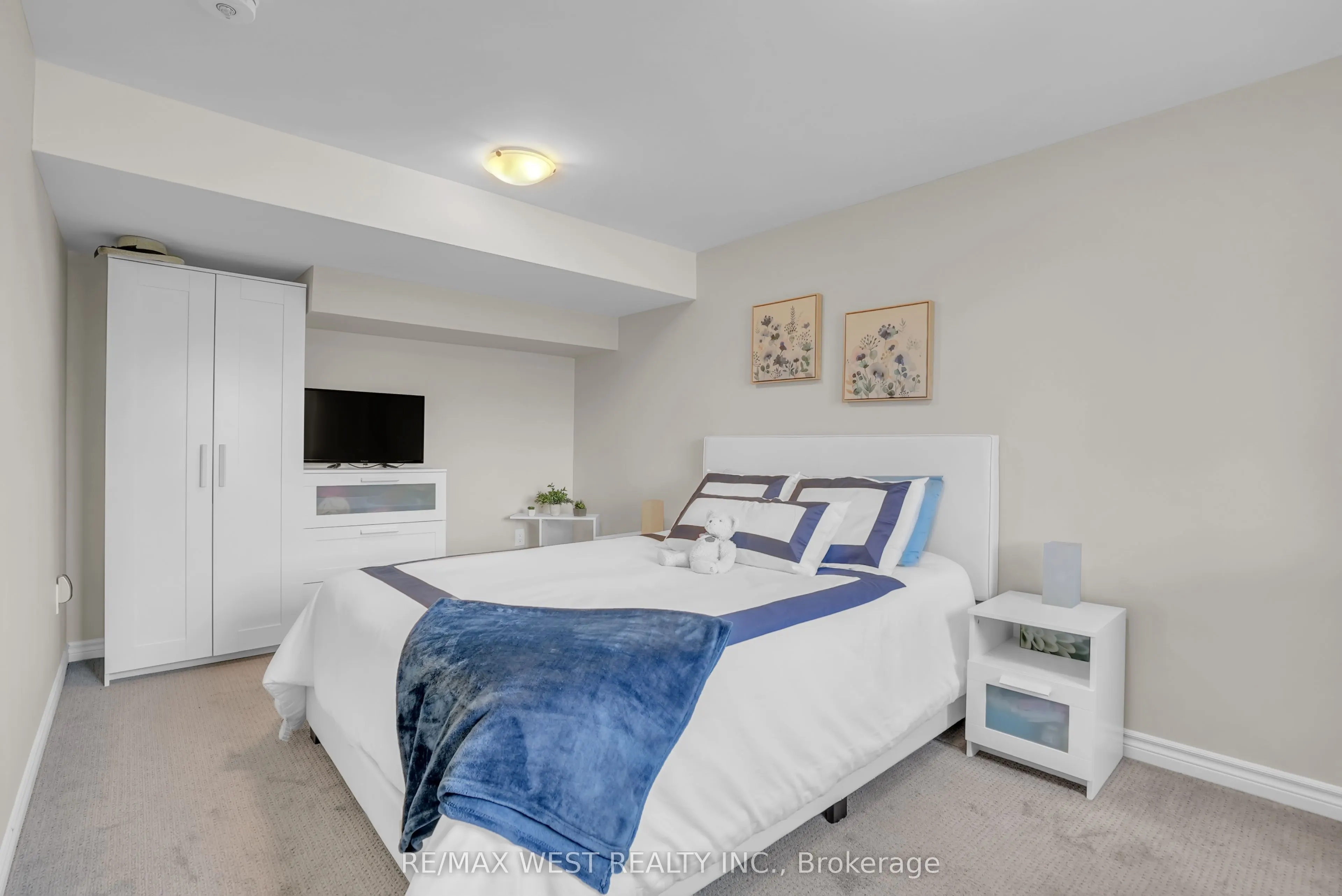 8 Spooner Crescent