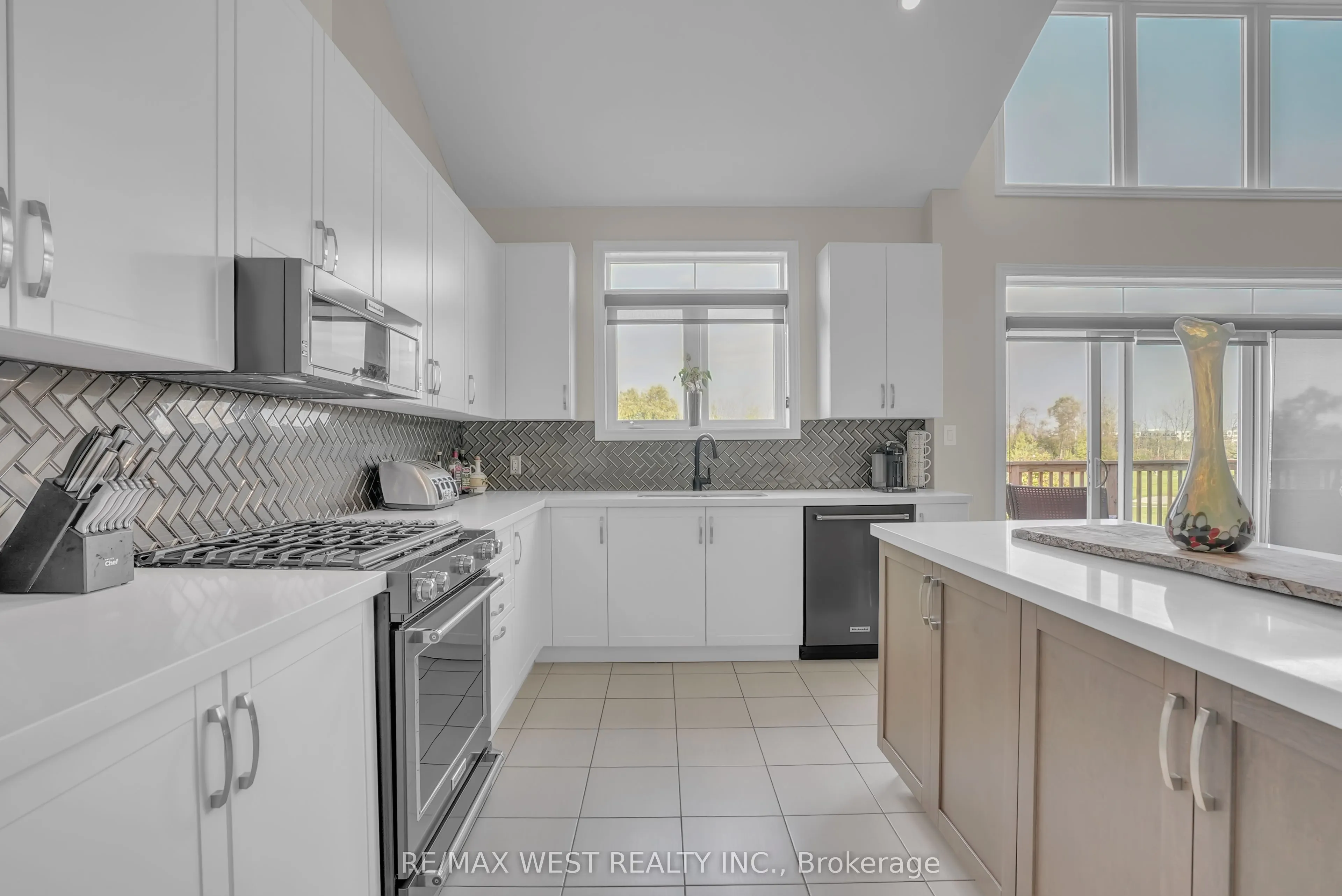 8 Spooner Crescent