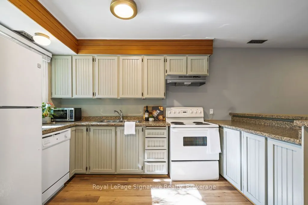 124 ESCARPMENT Crescent, #2