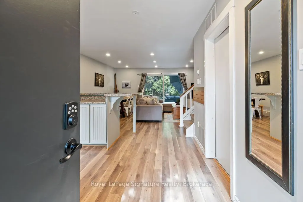 124 ESCARPMENT Crescent, #2