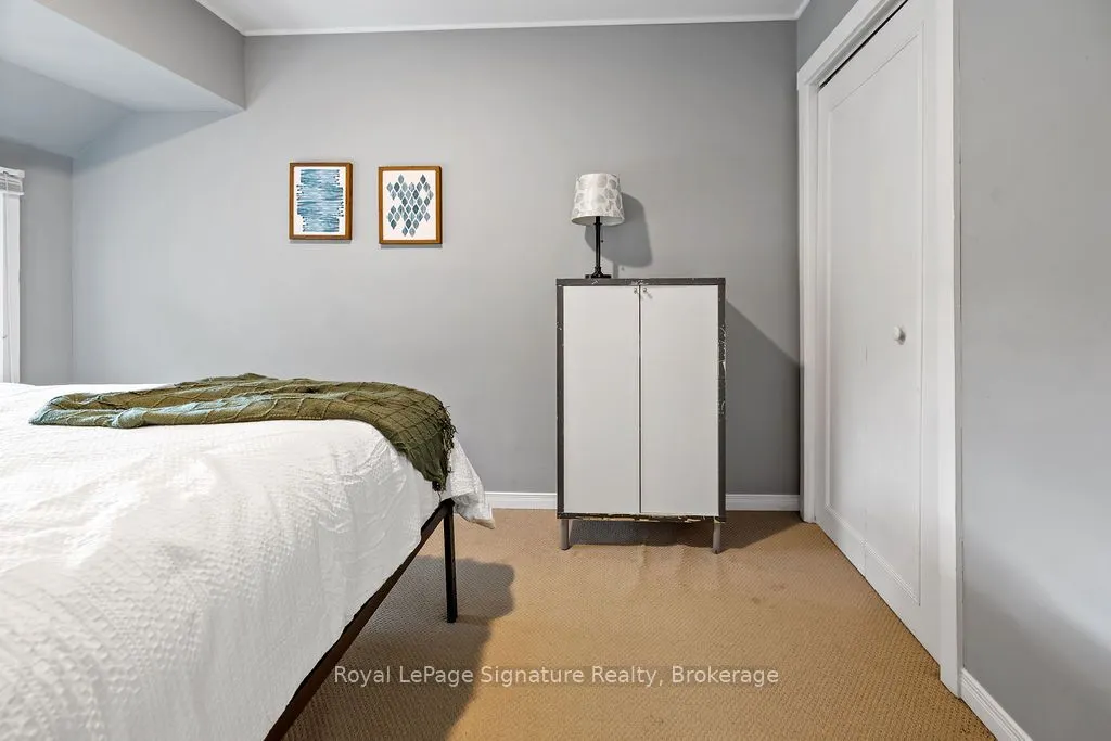 124 ESCARPMENT Crescent, #2