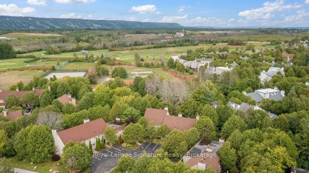 124 ESCARPMENT Crescent, #2