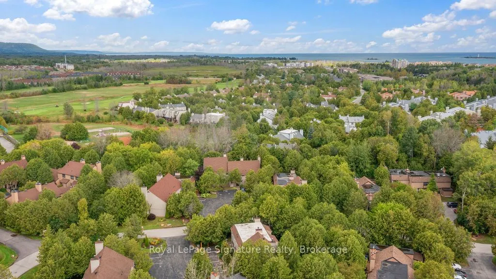 124 ESCARPMENT Crescent, #2