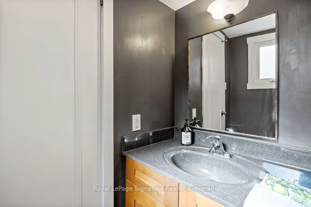 124 ESCARPMENT Crescent, #2