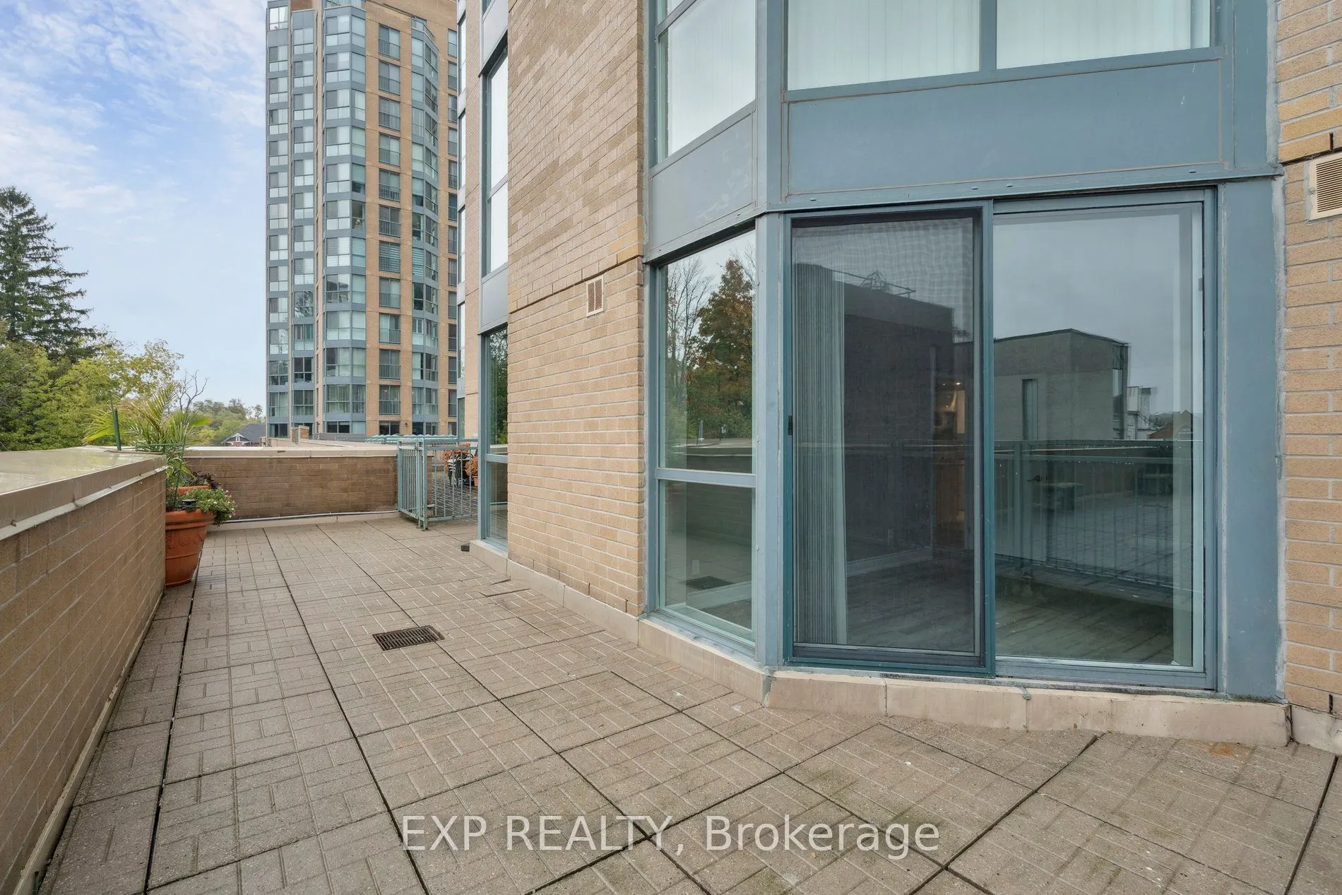 140 Dunlop Street E, #301