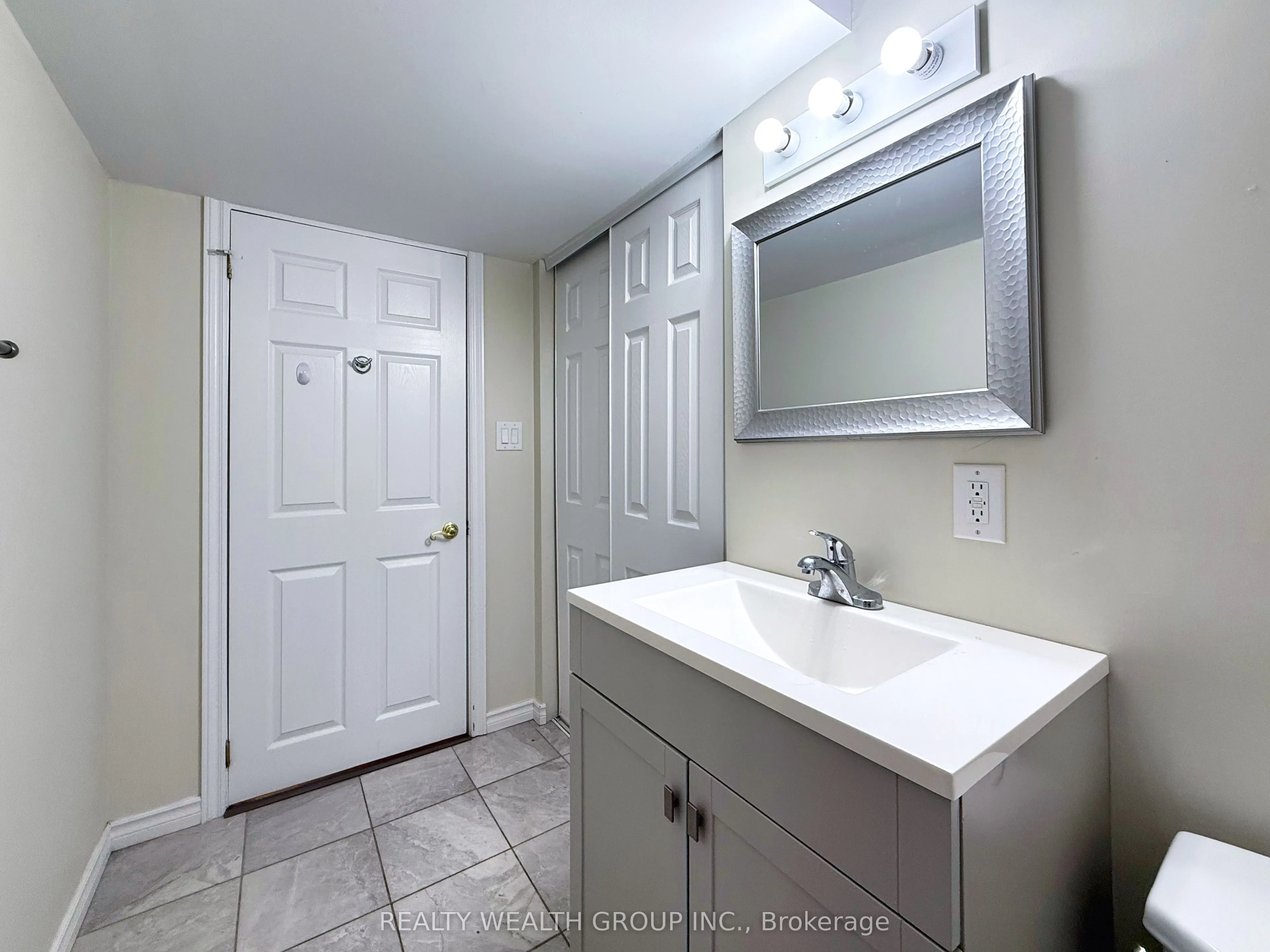 61 Stollar Boulevard, #Lower