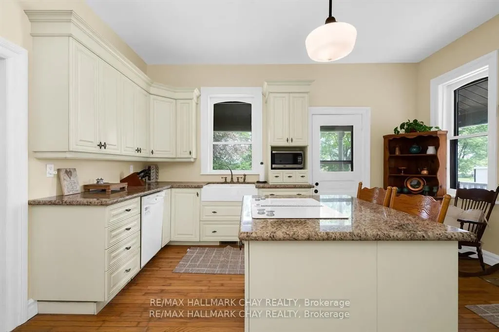 1407 Flos 8 Road W