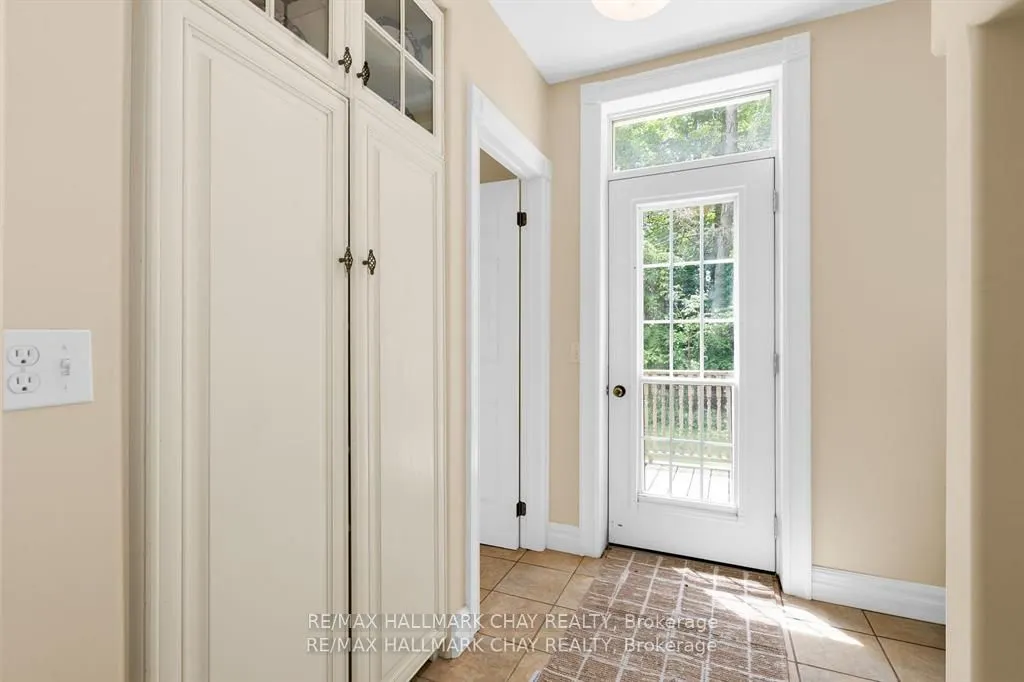 1407 Flos 8 Road W