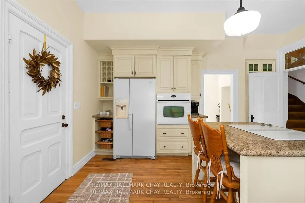 1407 Flos 8 Road W