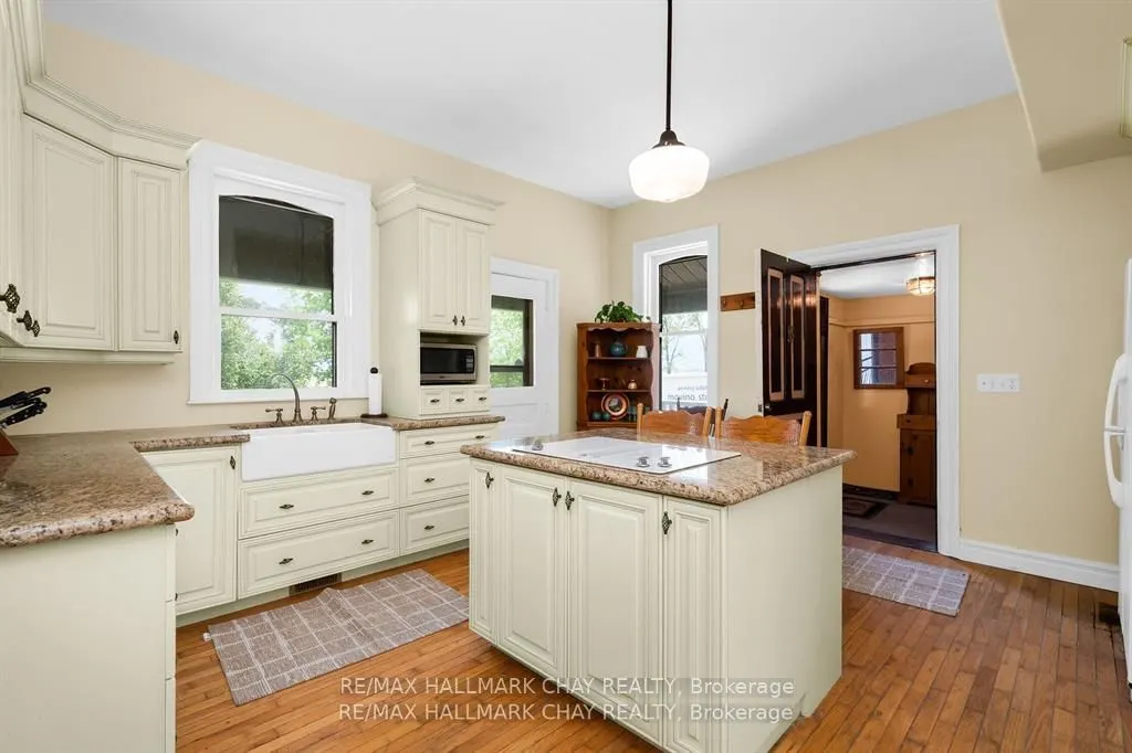 1407 Flos 8 Road W