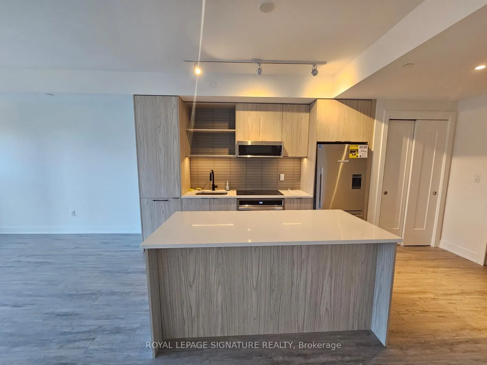185 Dunlop Street E, #622